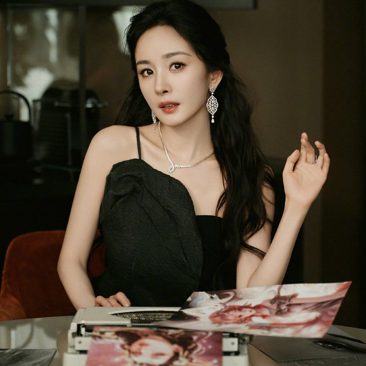 2月26日晚,王者荣耀全明星赛,杨幂身穿高定长裙,长发扎起,戴着耳环