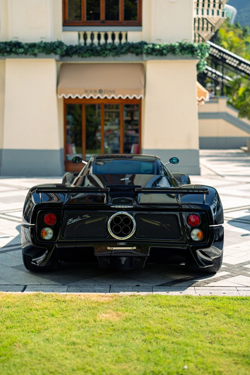 话说这帕加尼zonda s,真的是让人欲罢不能啊!