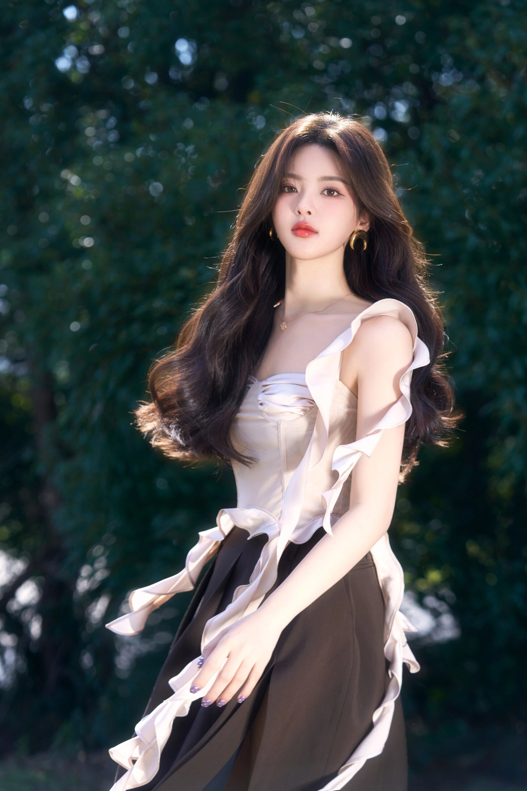 神明少女杨超越把月亮戴在耳朵上了