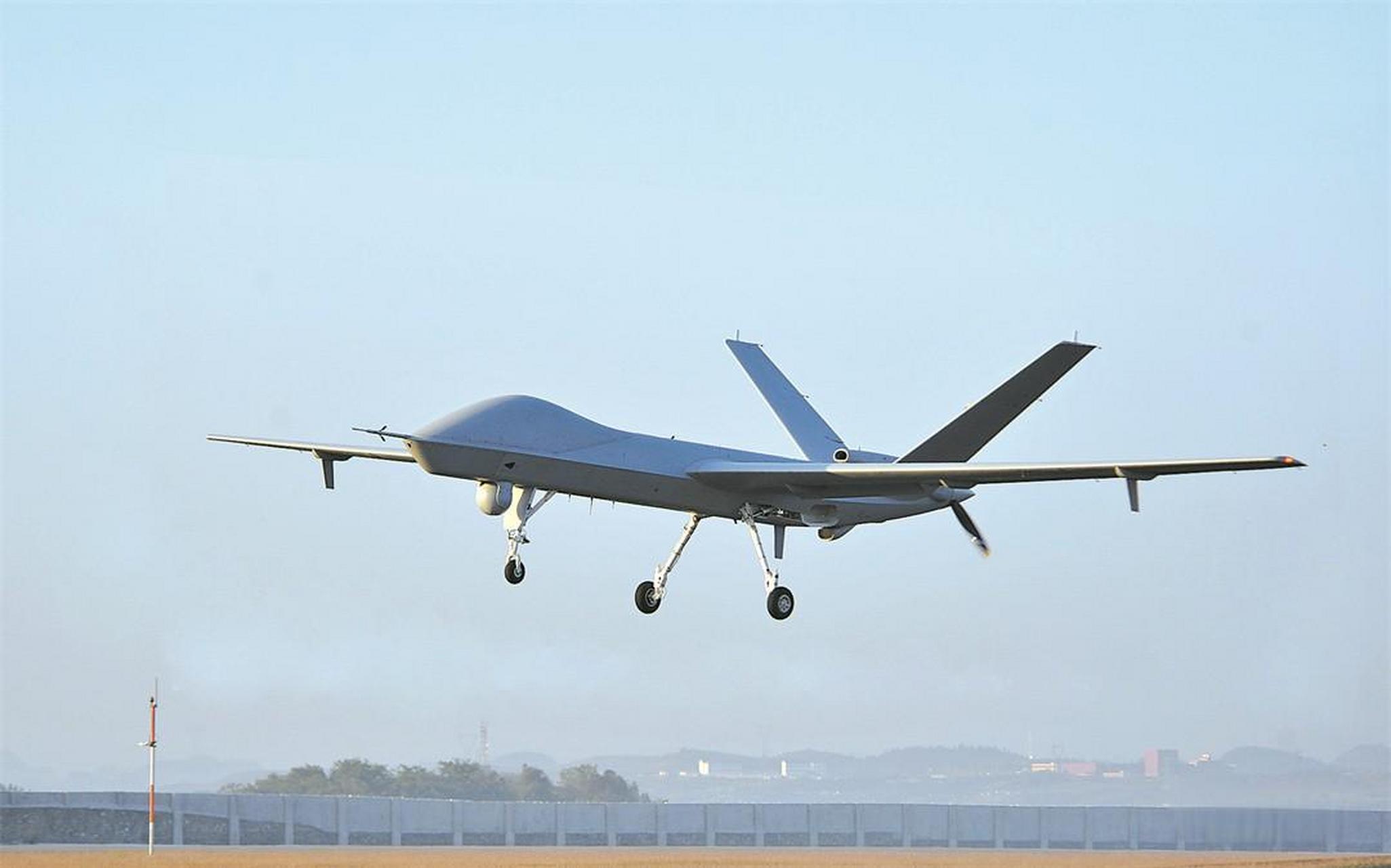 近期,中国首款"天鹰"隐身无人侦察机正式对外公开,这款无人机早在2017