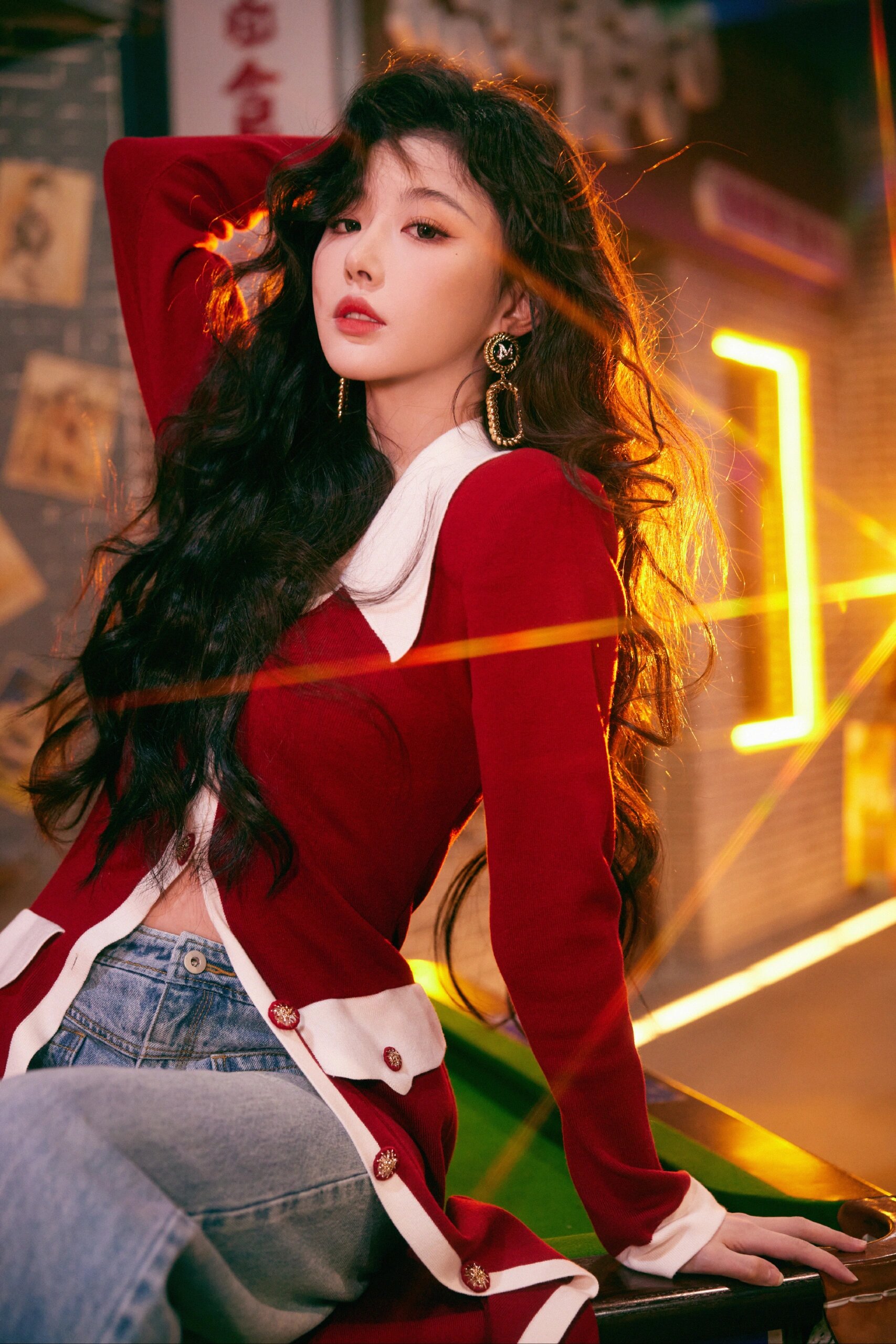 在这组写真中,孔雪儿身穿 nana jacqueline 小香风针织连衣裙,搭配