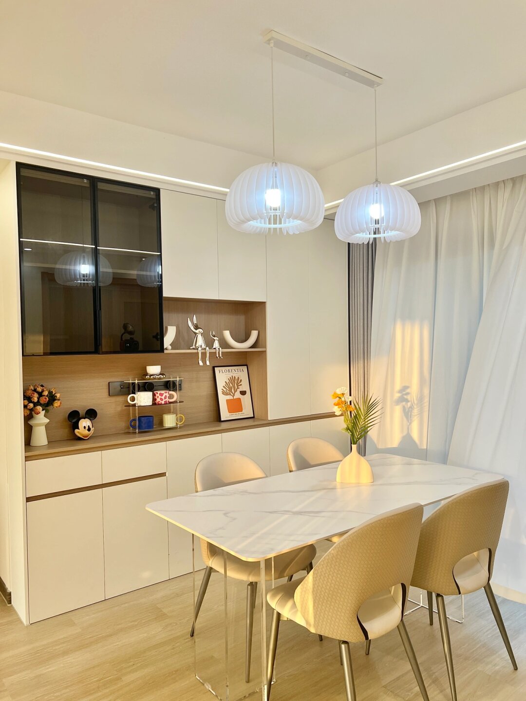 极简餐桌让我家餐厅空间显大了一倍! 餐厅是家人们聚集最多的场所.