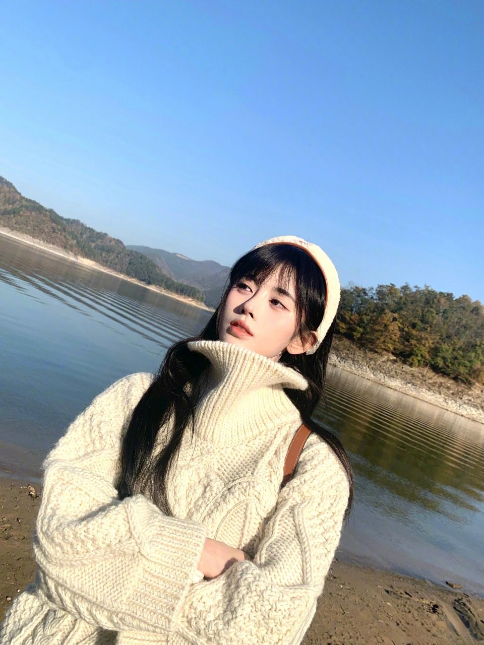 鞠婧祎私服穿搭冬日奶杏妆好温柔  我一直觉得鞠婧祎是一位非常有气质