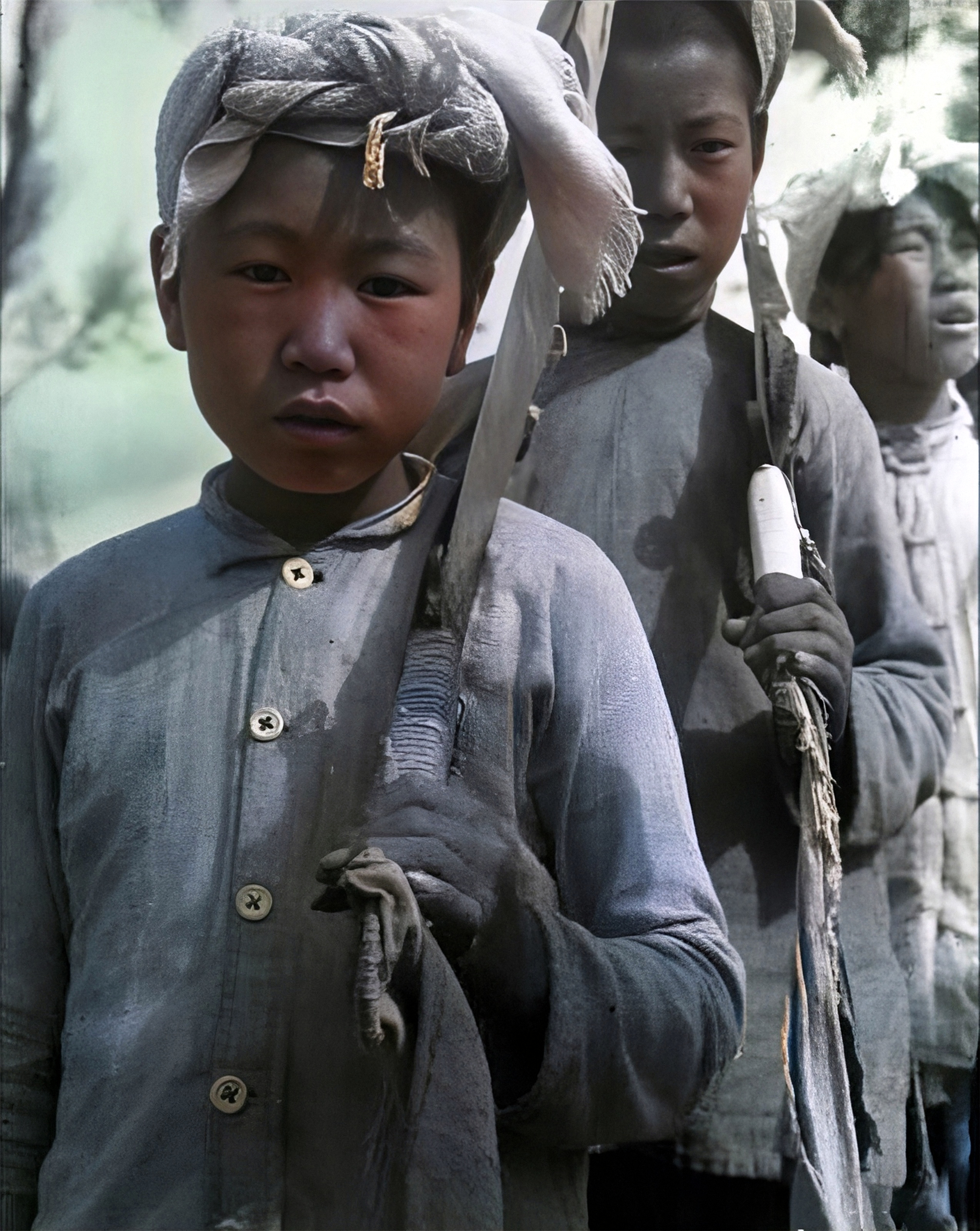 1941年,延安,几名儿童团成员肩扛大刀在村头站岗