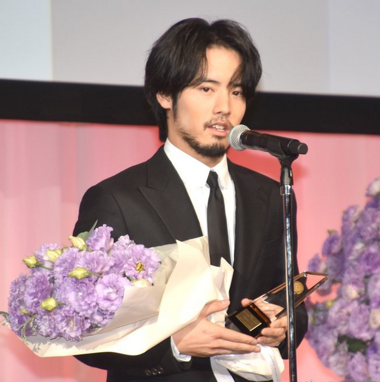 另外,在《她很漂亮》第6集中,赤楚卫二饰演的"男二"有一句台词:"明明