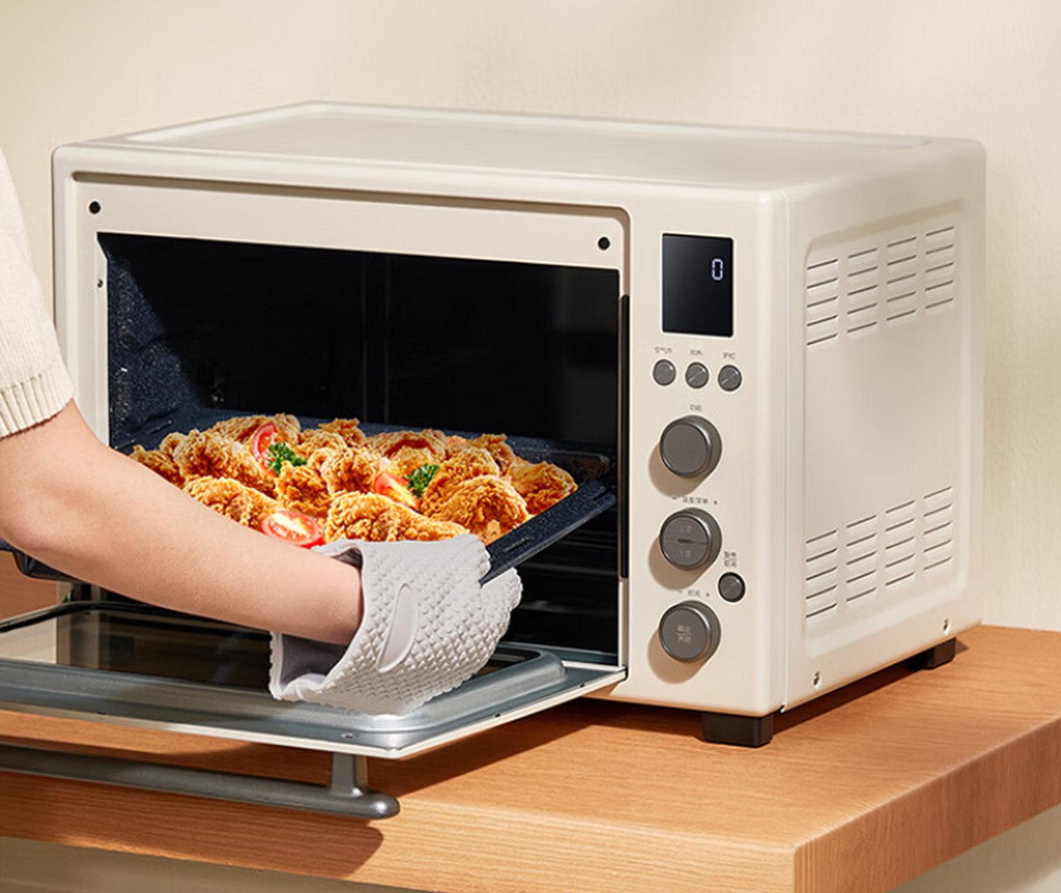 美的烤箱外观简约美观,配色清新宜人,给人一种舒适的感觉.