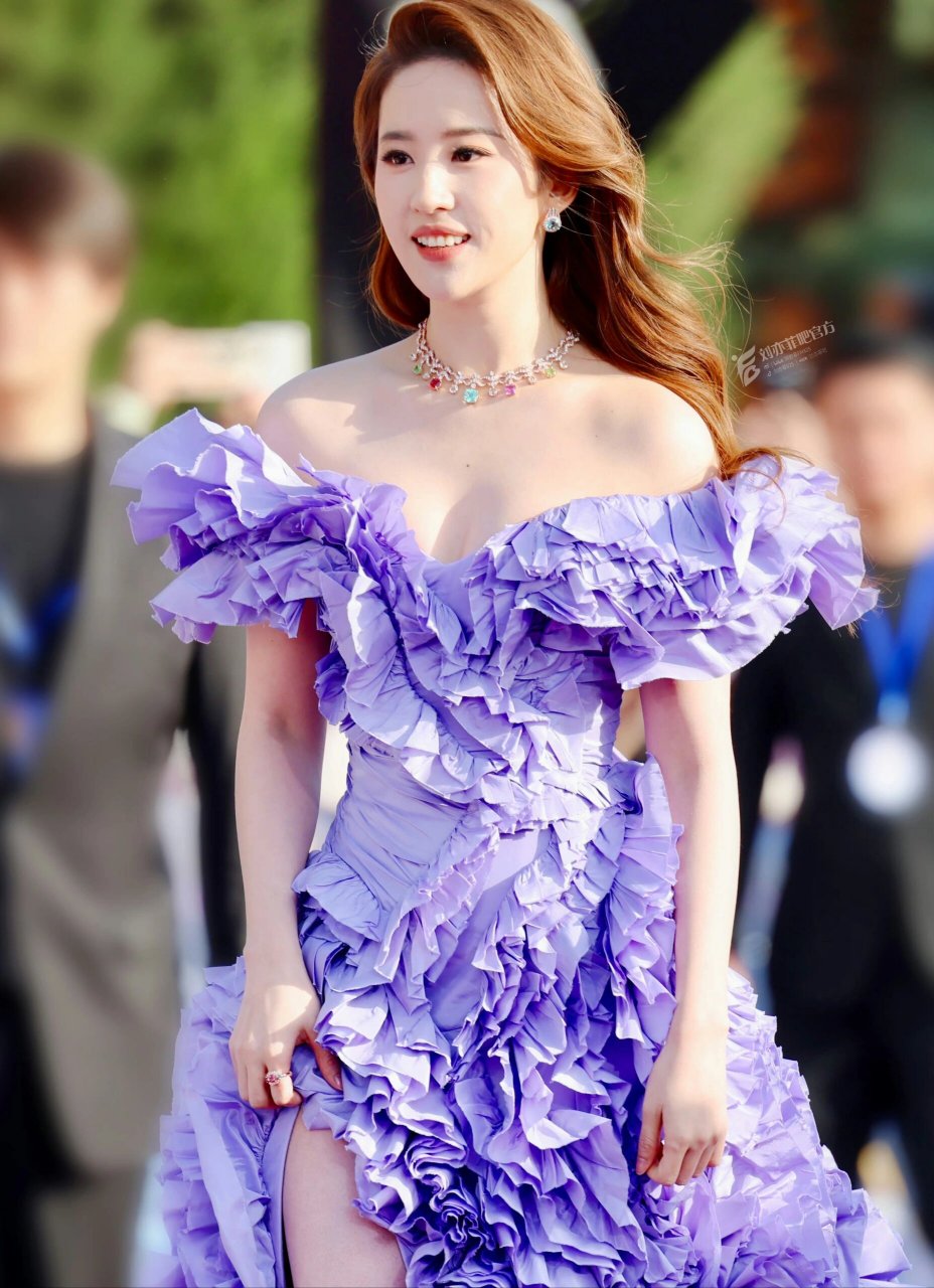 迪士尼公主回家90刘亦菲紫色花神活动造型  我非常兴奋地看到刘亦菲