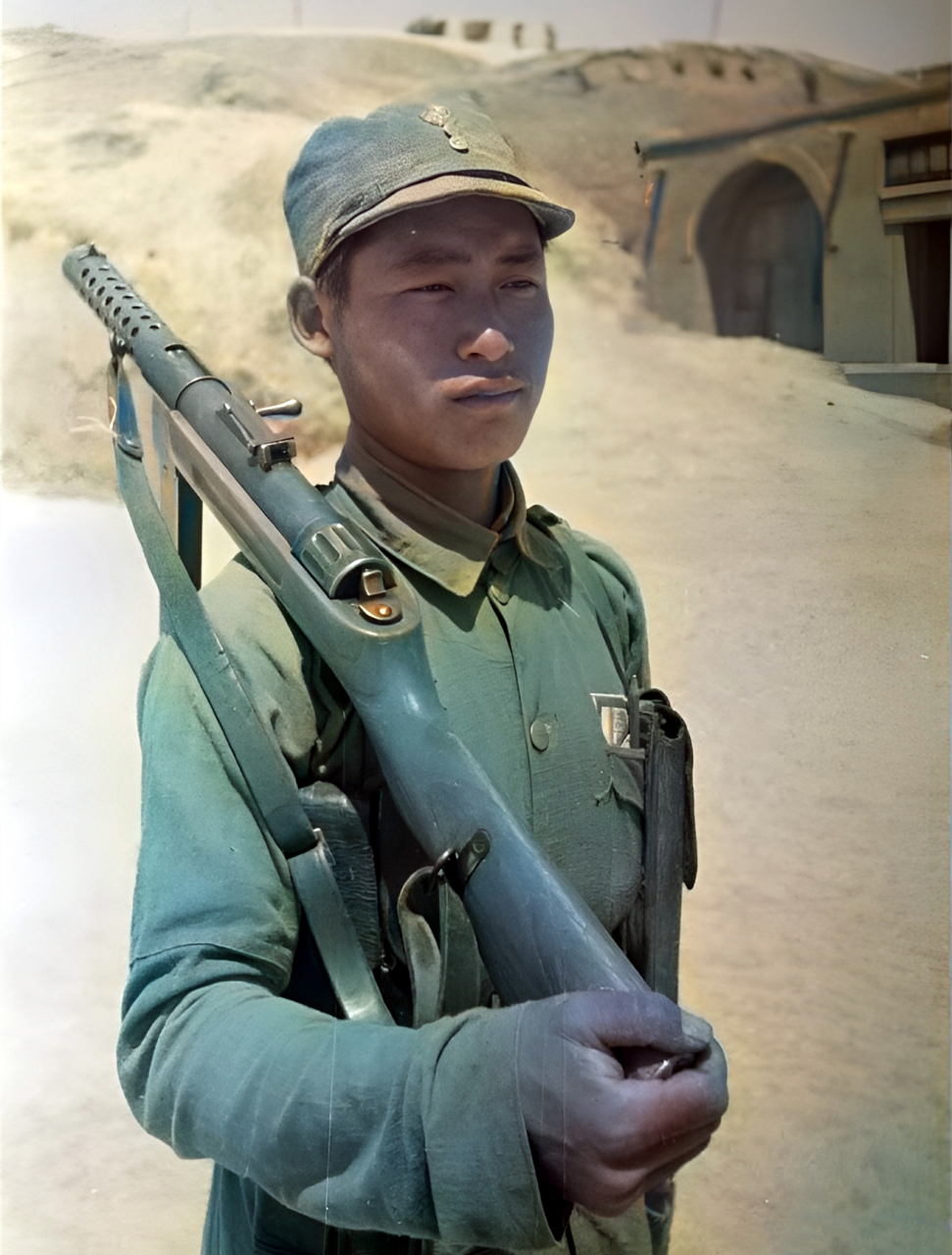 这名士兵的军装质量并不好,一身土布装,并非制服式,而是老式连肩袖.
