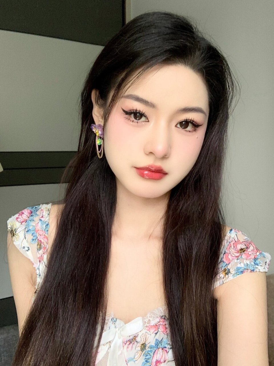 我要和大家分享一款让我自己都为之疯狂的妆容——玻璃感的粉嫩纯欲妆