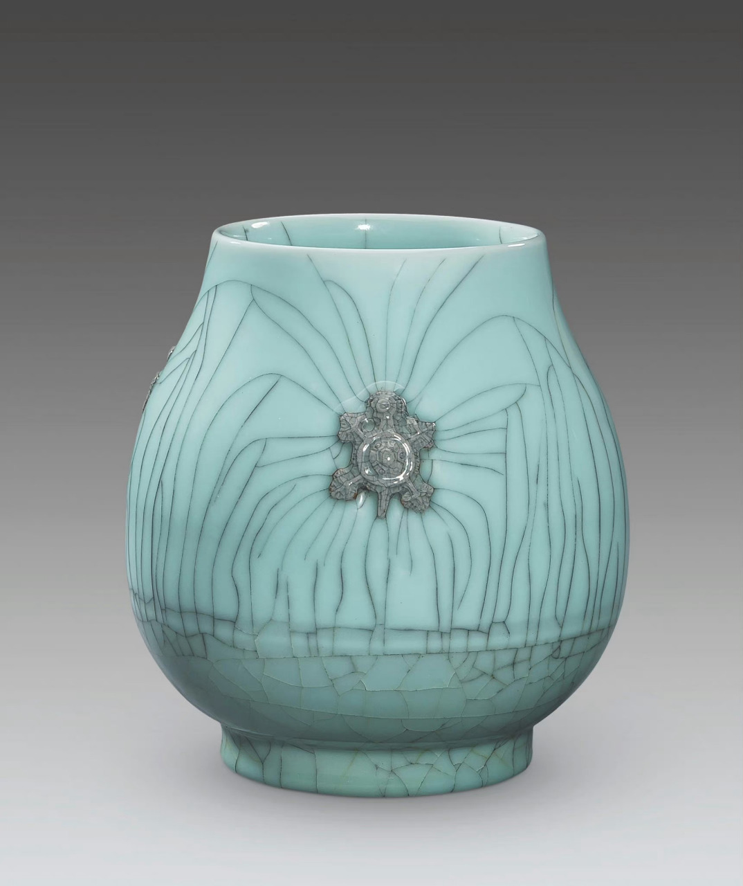 如冰类玉61龙泉瓷. 莹润青瓷上的"金丝铁线",仿佛有着水墨般的诗意.