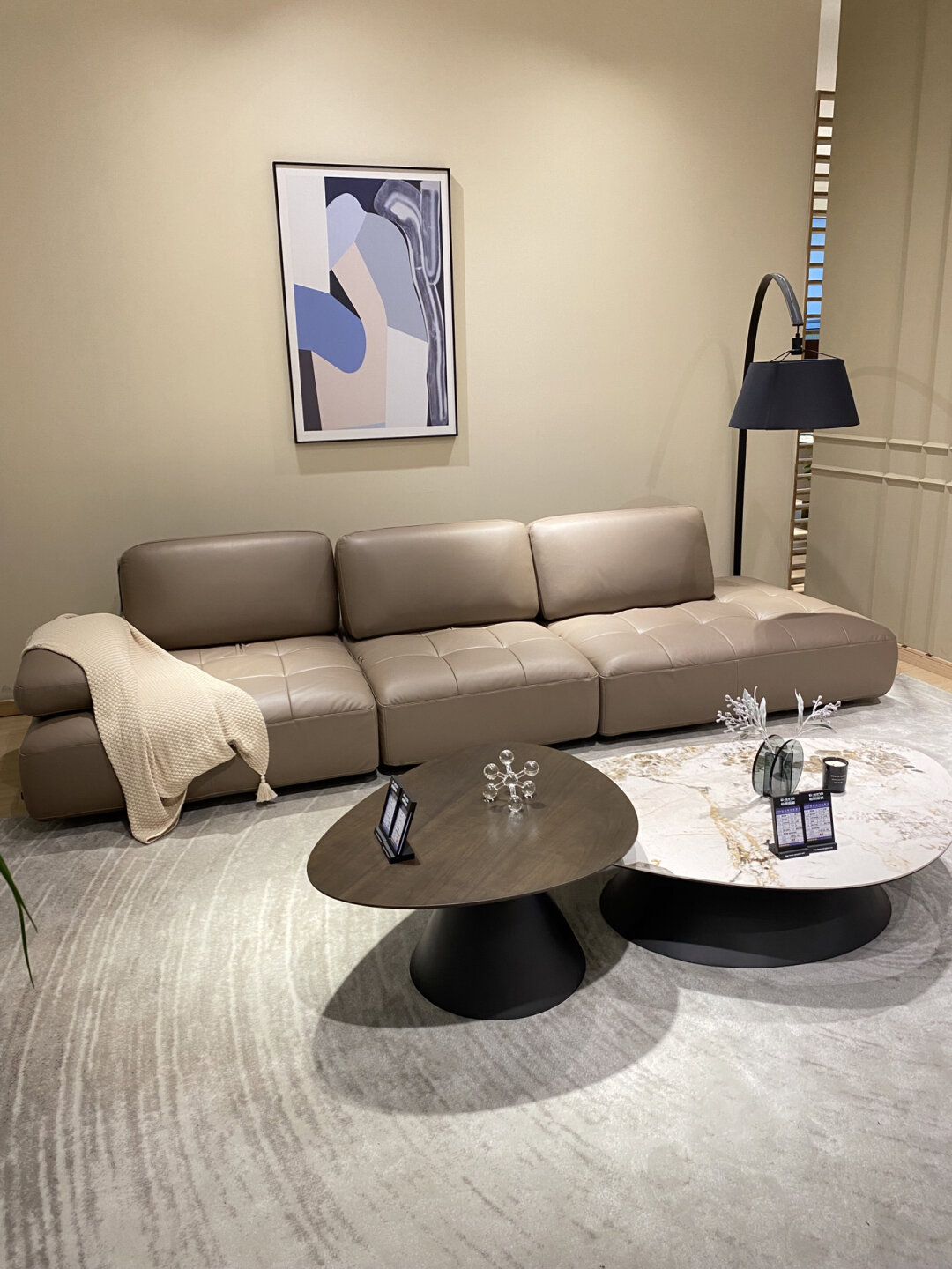 朋友说"你先走吧,我再在这沙发上躺会儿" 朋友家装修已经结束硬装了