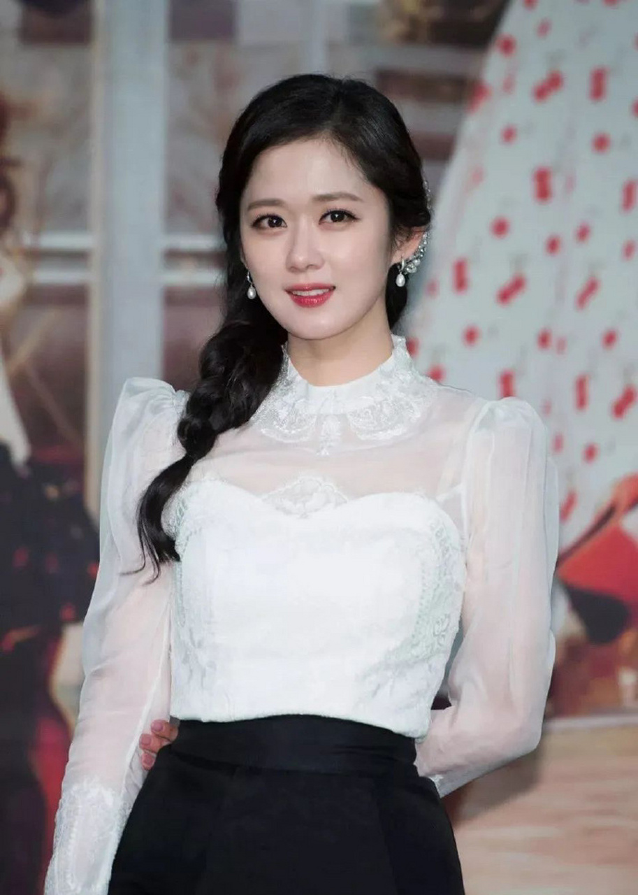 【张娜拉43岁近照】近日,张娜拉在社交平台分享自己随拍,这状态也太好