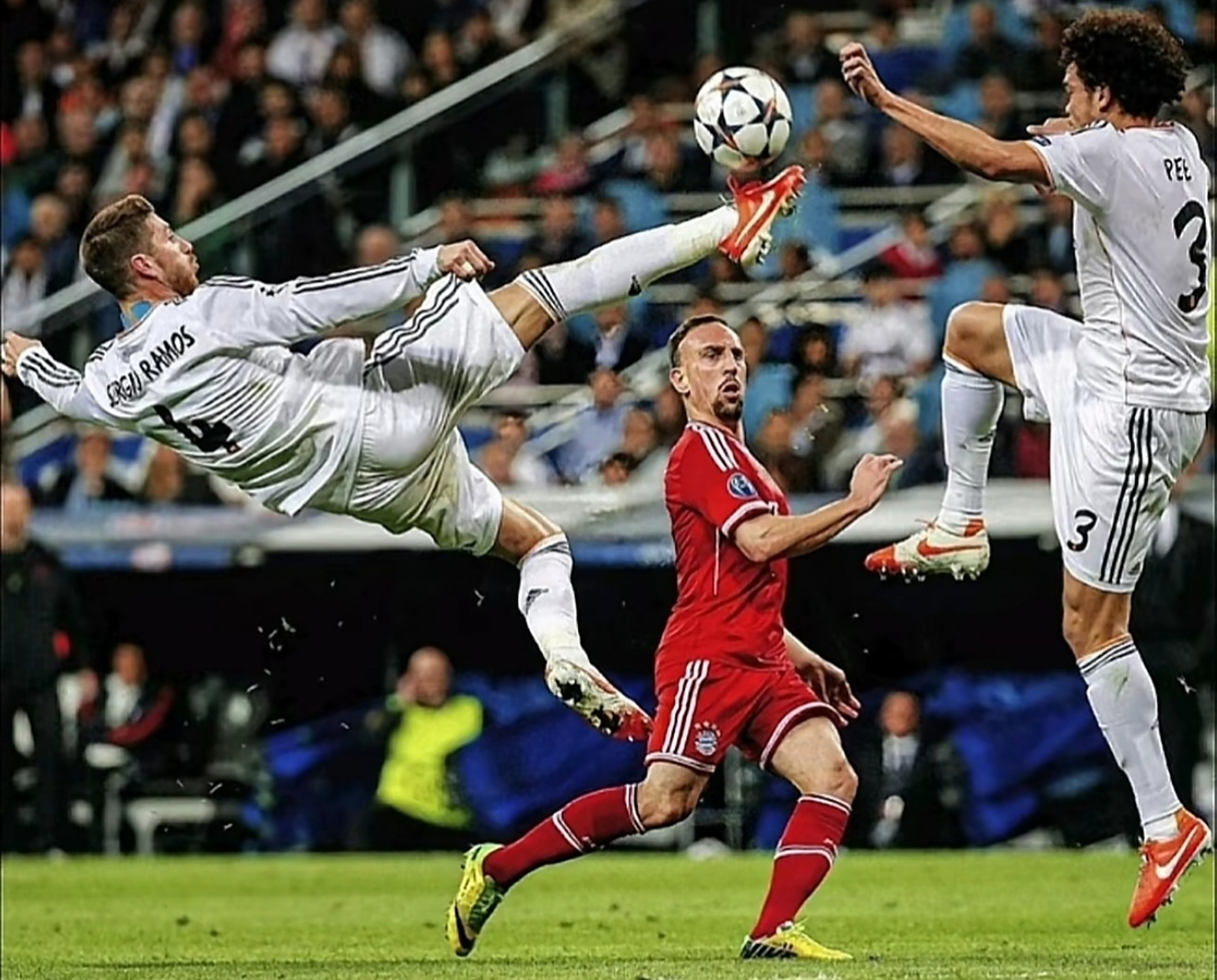 当年皇马与拜仁的一场欧冠比赛中,拉莫斯,佩佩与里贝里一起拼抢球