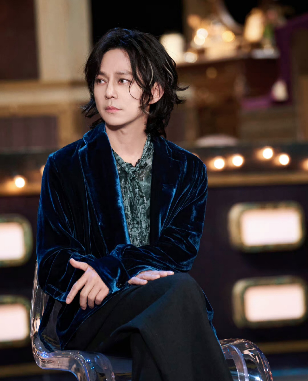 何老师这发型有一种说不出来的帅气,哈哈哈 #何炅长发狼尾造型