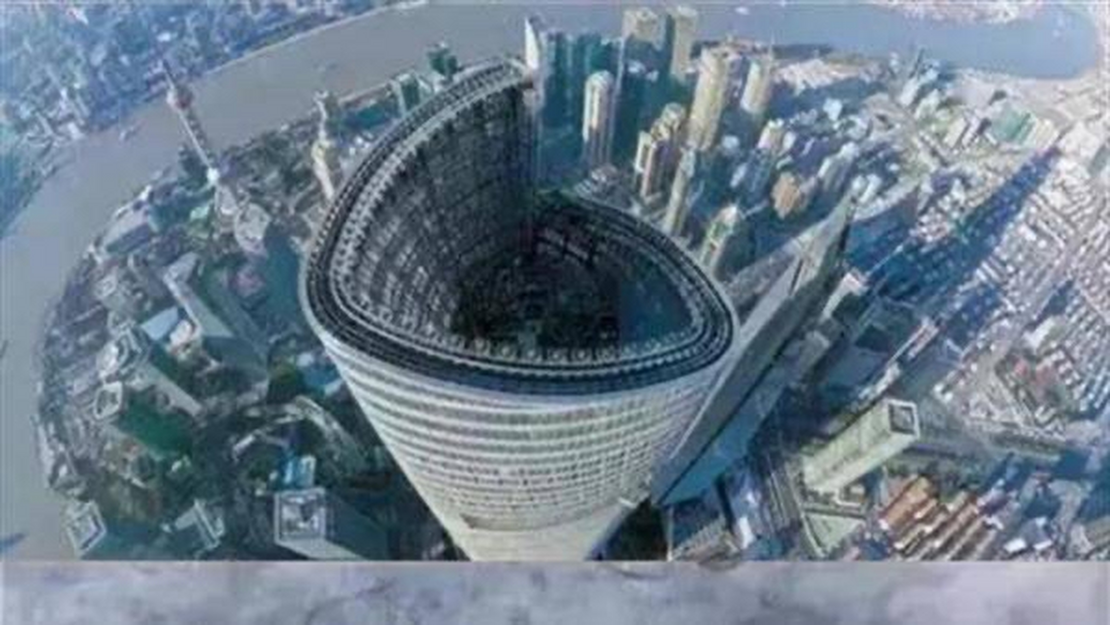 近日,上海中心大厦高层出现结冰现象,引发市民和网友的关注.