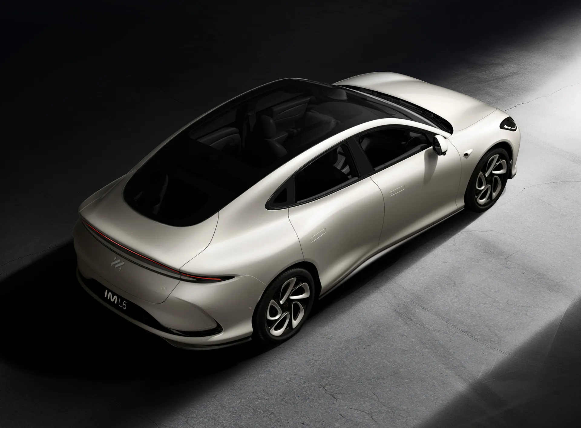 上汽智己(im)l6携承诺的固态电池在日内瓦首次亮相