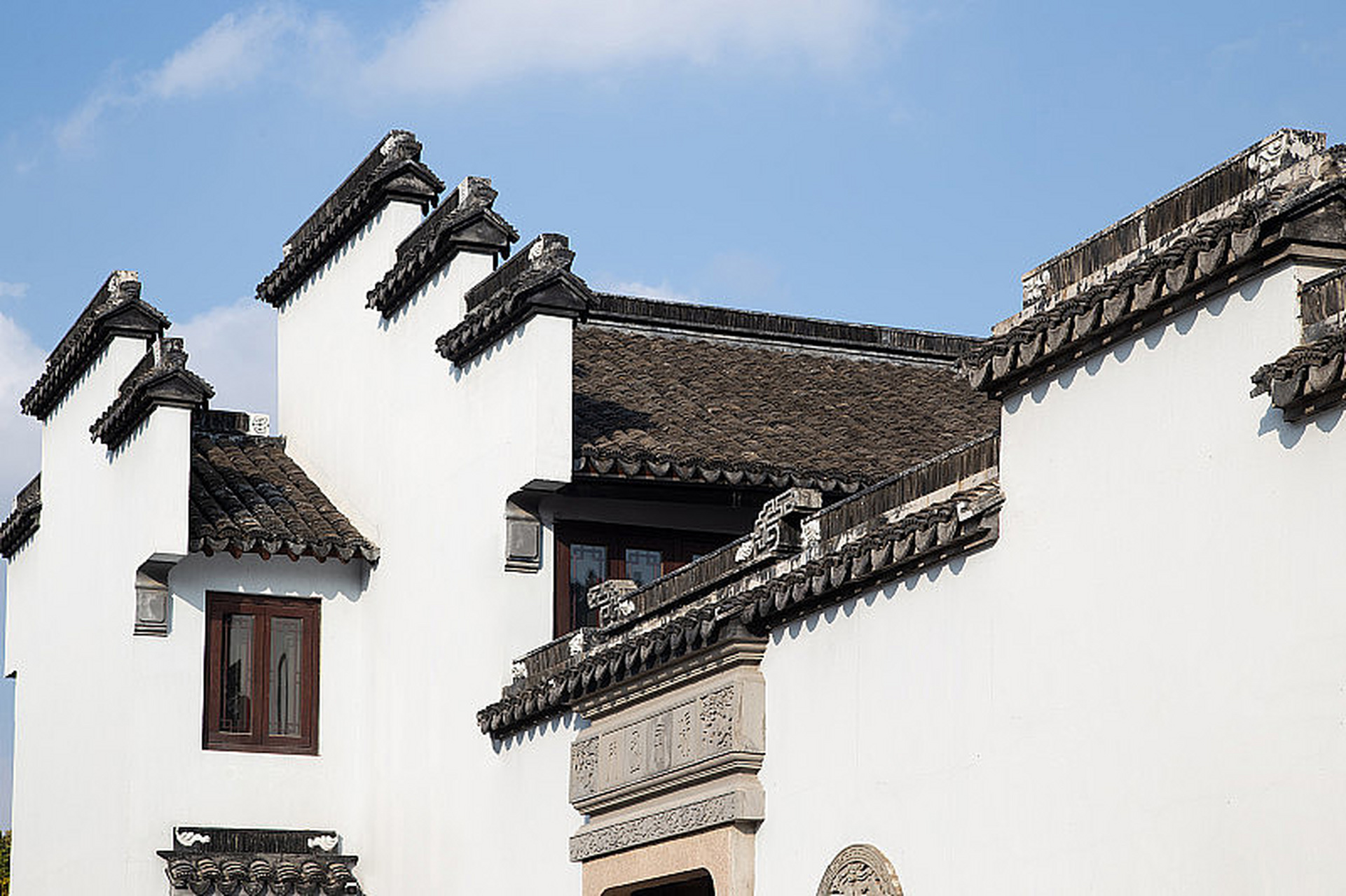 它融合了江南和徽州建筑特点,展现统一美感.