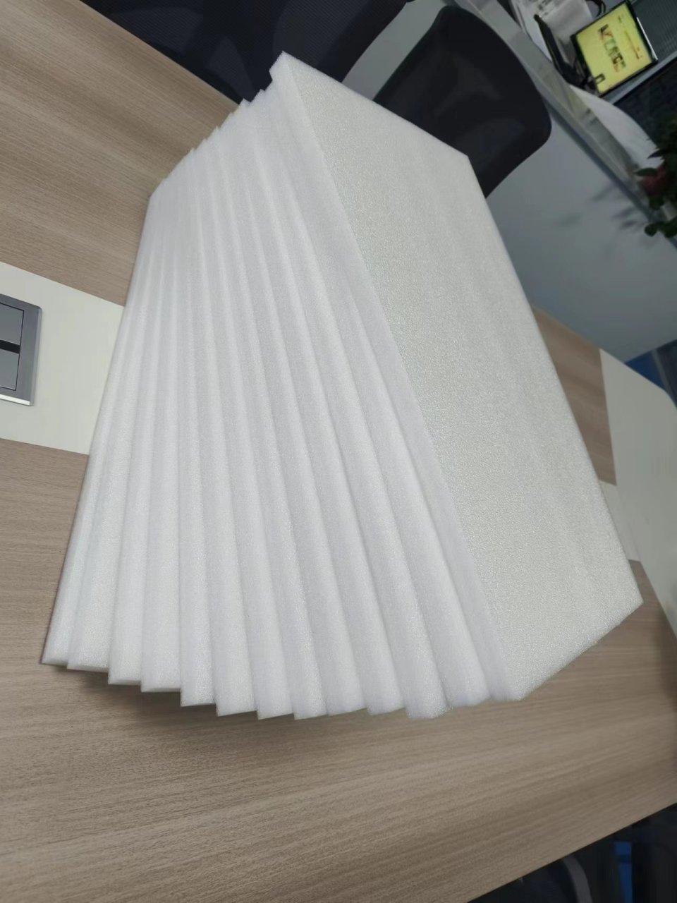epe珍珠棉是一种新型包装材料,具有优良的缓冲和防震性能,广泛应用于