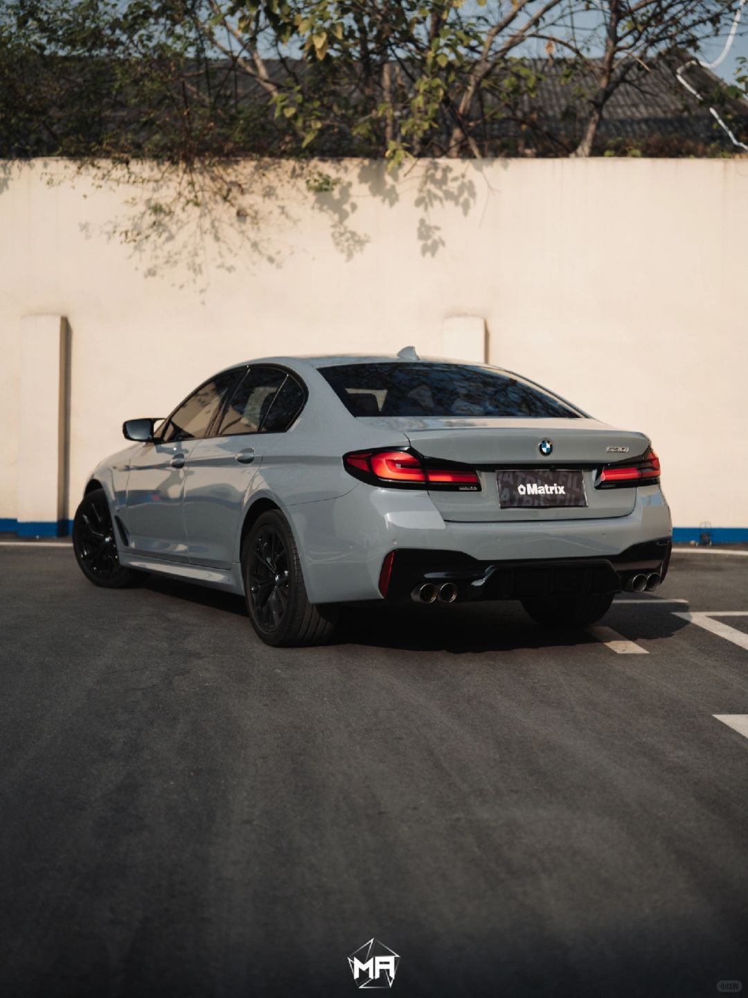 宝马530i矩阵改色膜北极灰,浑身散发着极地般的冷峻气息