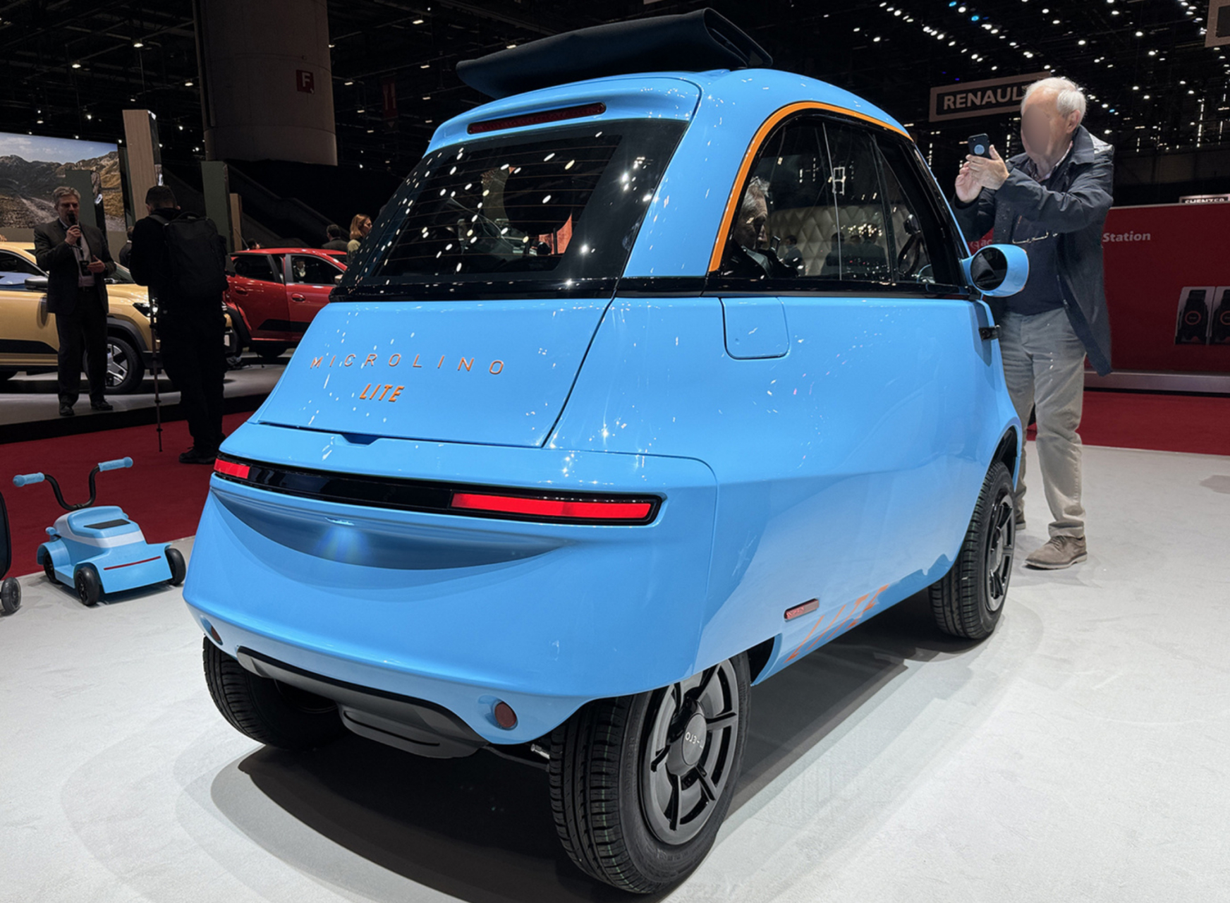 microlinolite在2024日内瓦车展上首发亮相,车身小巧精致,续航可达228