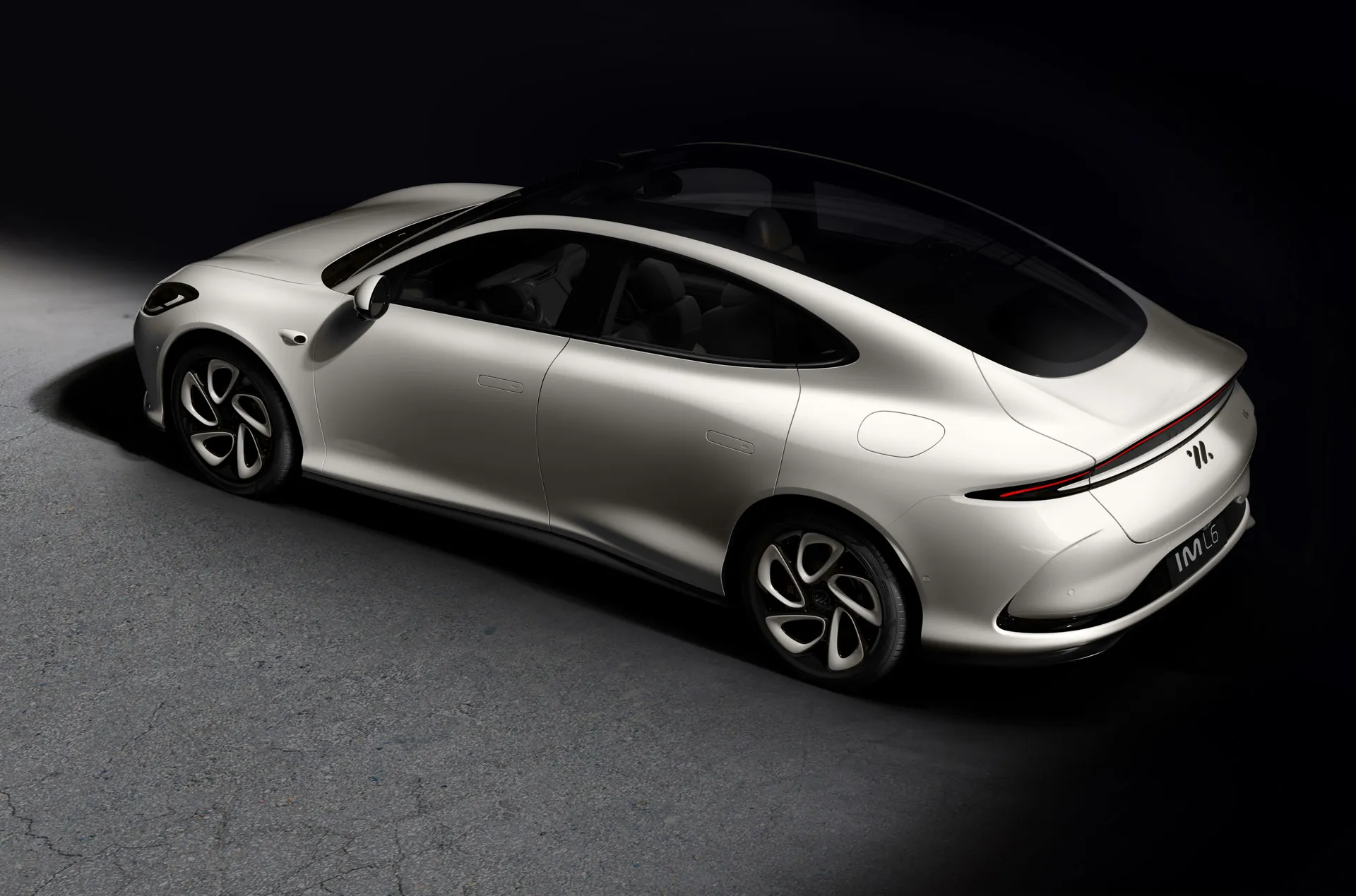 上汽智己(im)l6携承诺的固态电池在日内瓦首次亮相