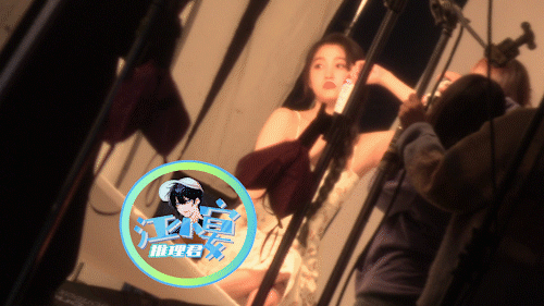 网曝鹿晗疑似要塌房此前女友关晓彤穿碎花吊带裙拍广告笑容甜美