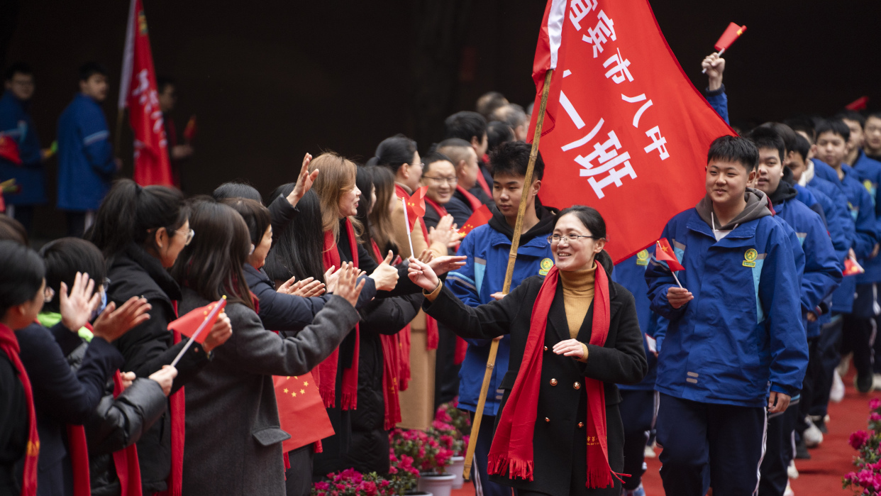 宜宾市八中举行2024年春期开学典礼暨高三,初三百日冲刺誓师大会