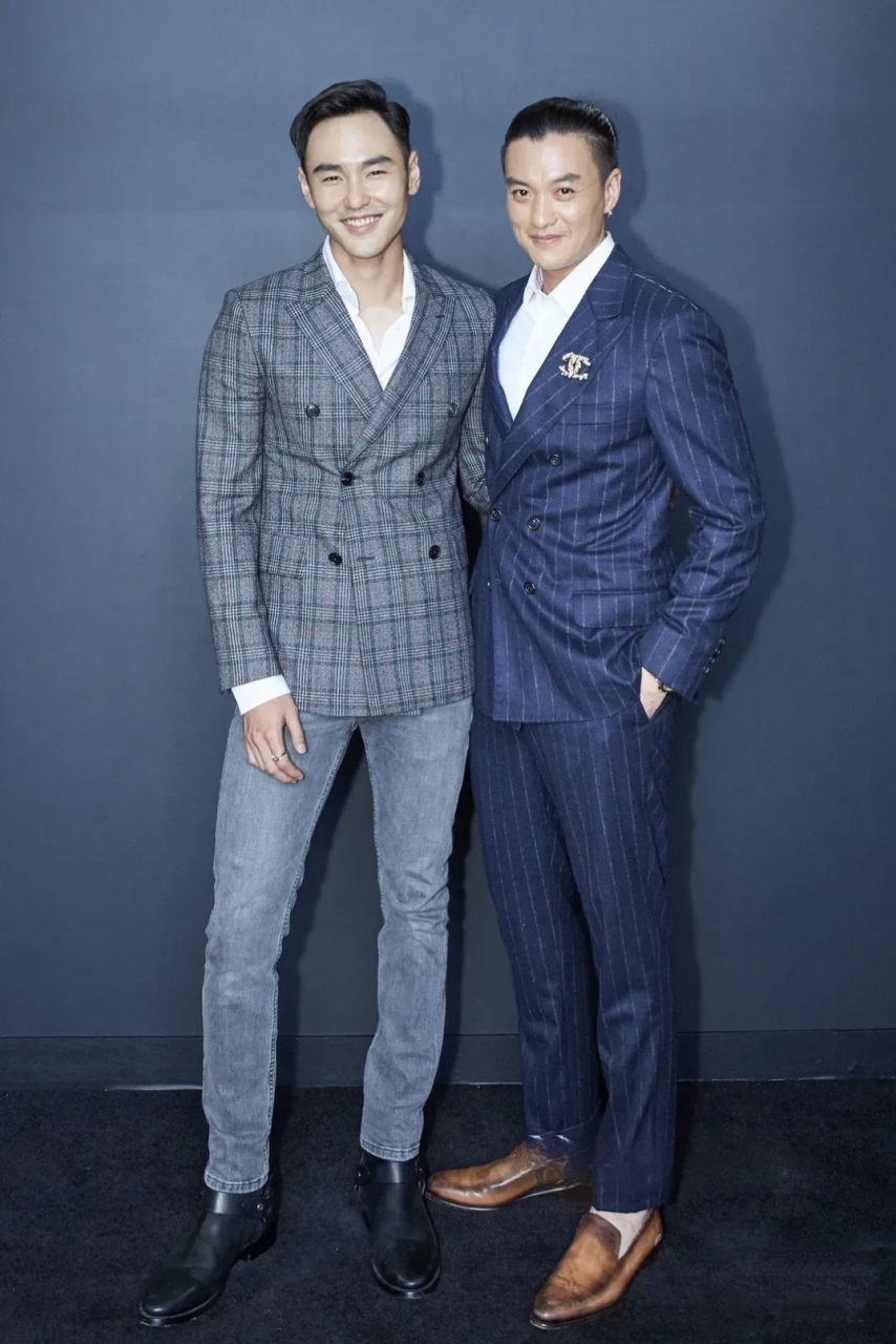 阮经天和周一围的合照,二人西装笔挺,格外帅气,而且还都是大长腿.