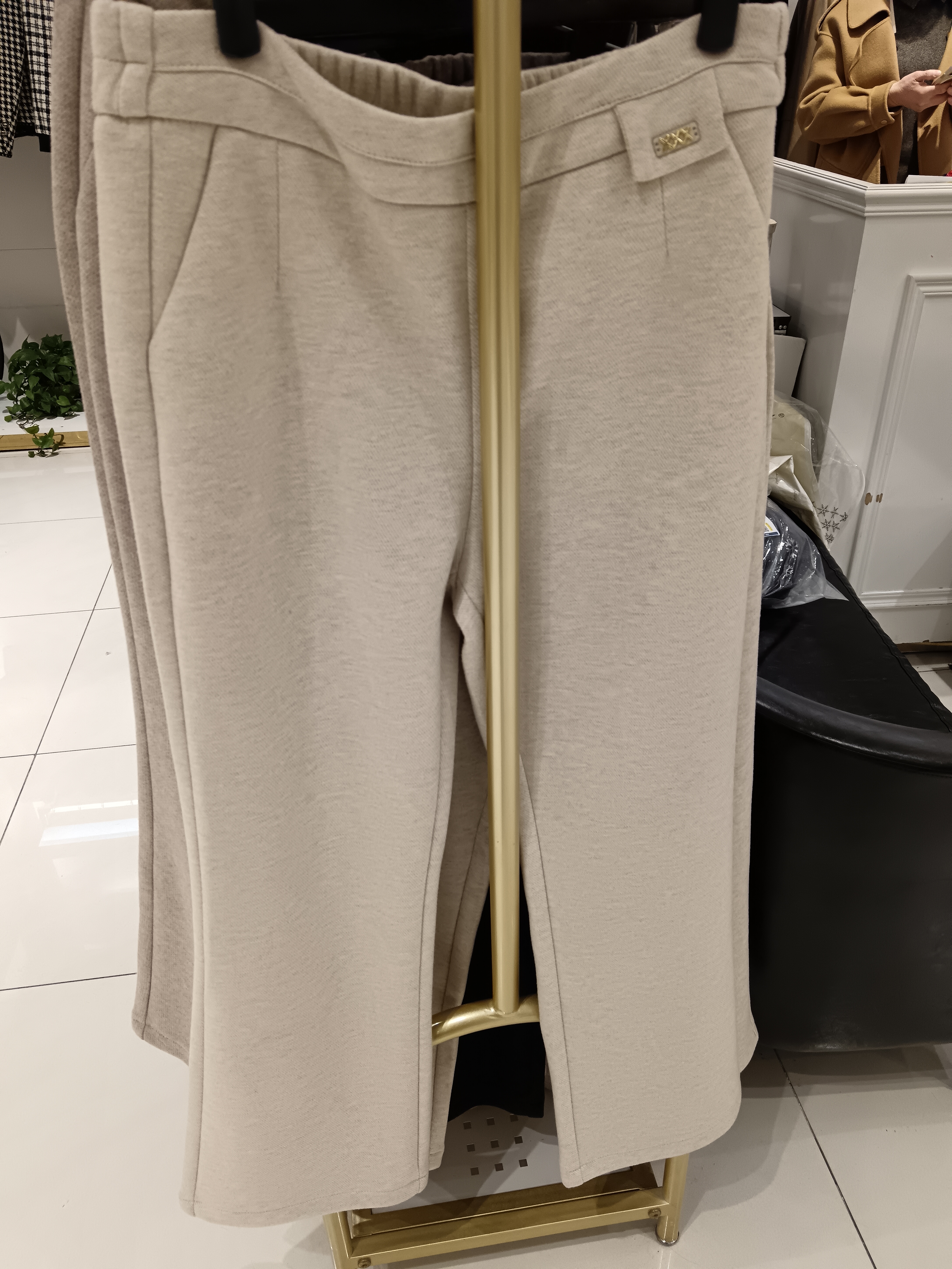 米白色的,含50%羊毛,阔腿裤穿着很舒服.