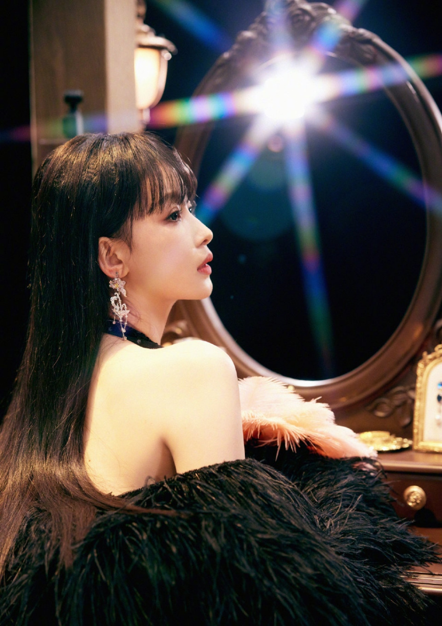 孙怡,身穿黑色亮片羽毛裙,画这精致的妆容,黑长直空气刘海,贵气满满