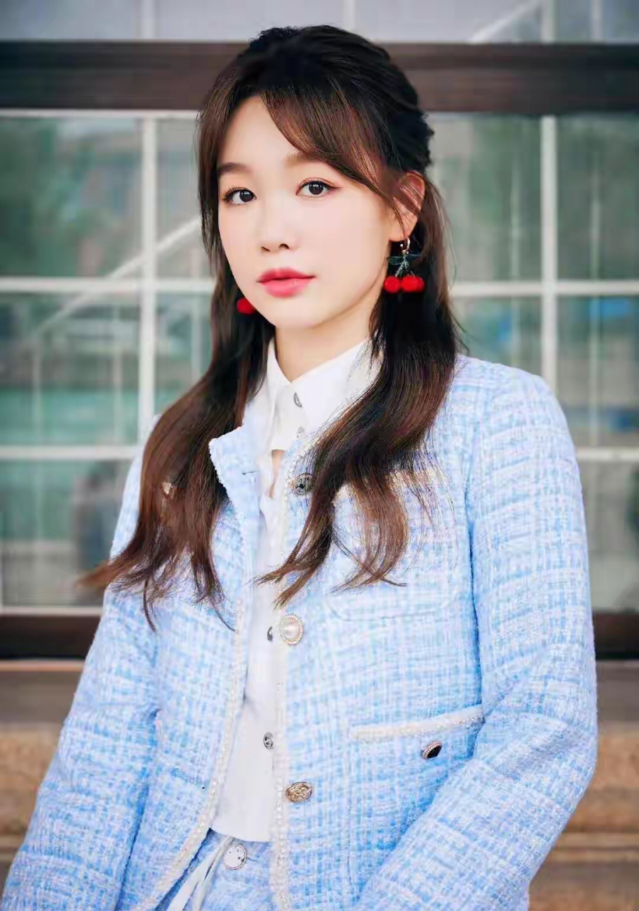 徐梦洁,笑容甜美的治愈系美少女,元气满满的灵动气息,太迷人啦!