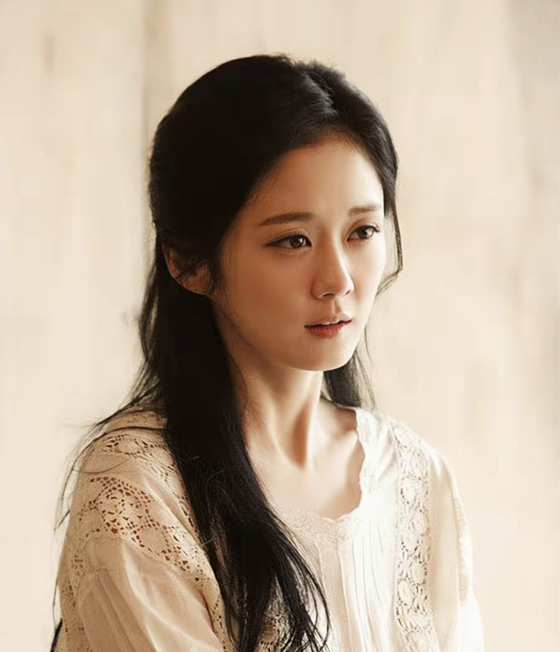 43岁的张娜拉近照状态惊人,马卡龙色穿搭,皮肤紧致,颜值和身材依然很