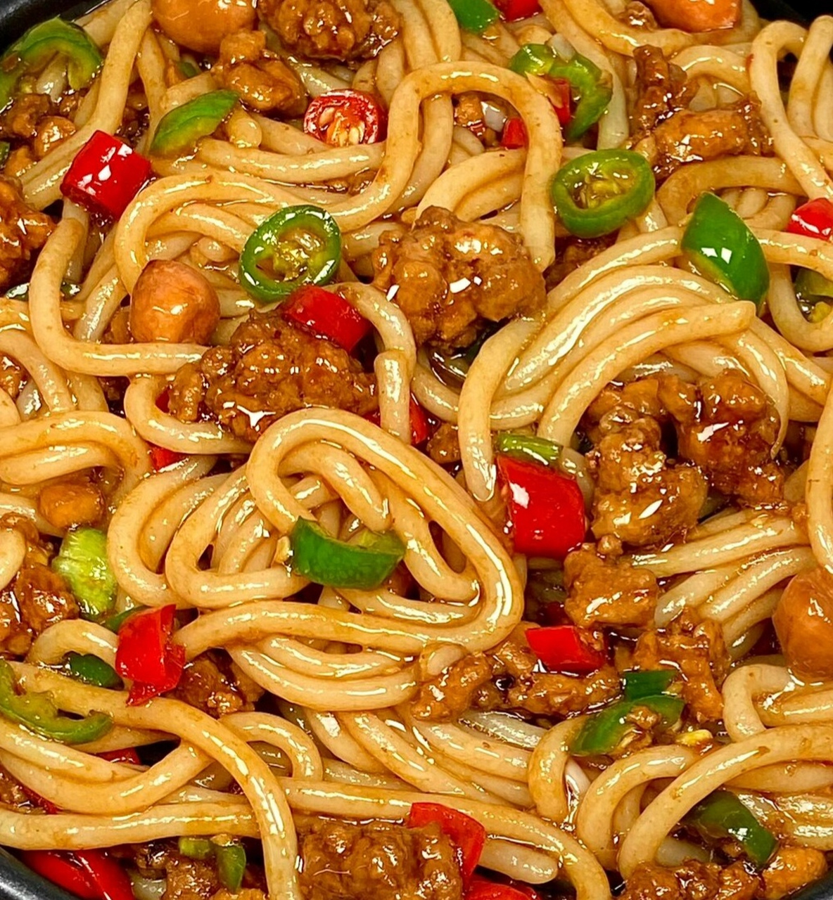 每根米粉90都裹满了浓郁的肉酱!