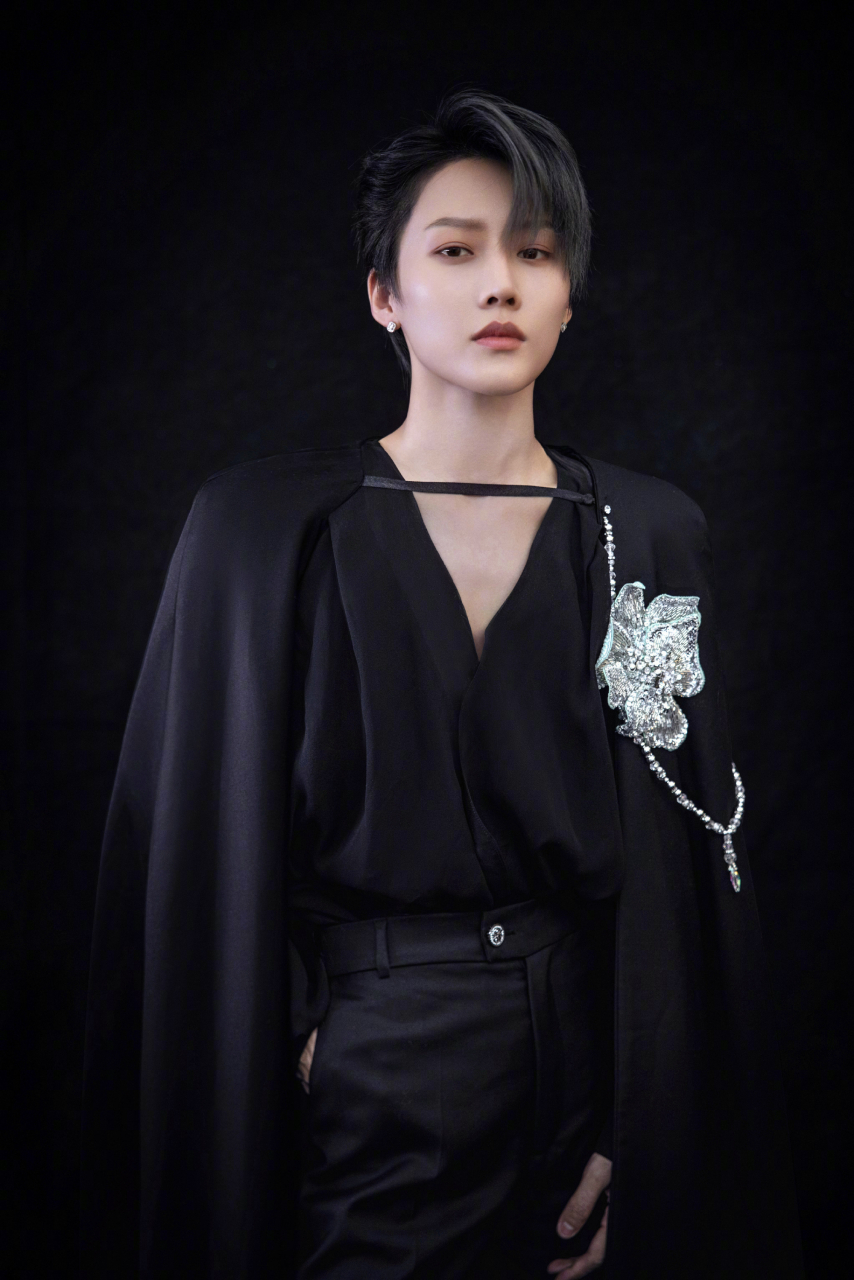 强大的刘雨昕,妥妥的时尚的宠儿[打call] 出手即高定,看秀给特写[并不