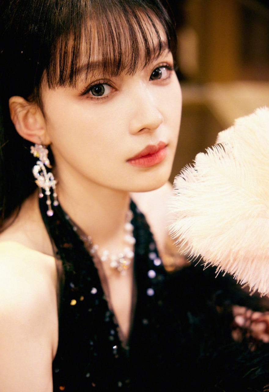 孙怡,身穿黑色亮片羽毛裙,画这精致的妆容,黑长直空气刘海,贵气满满