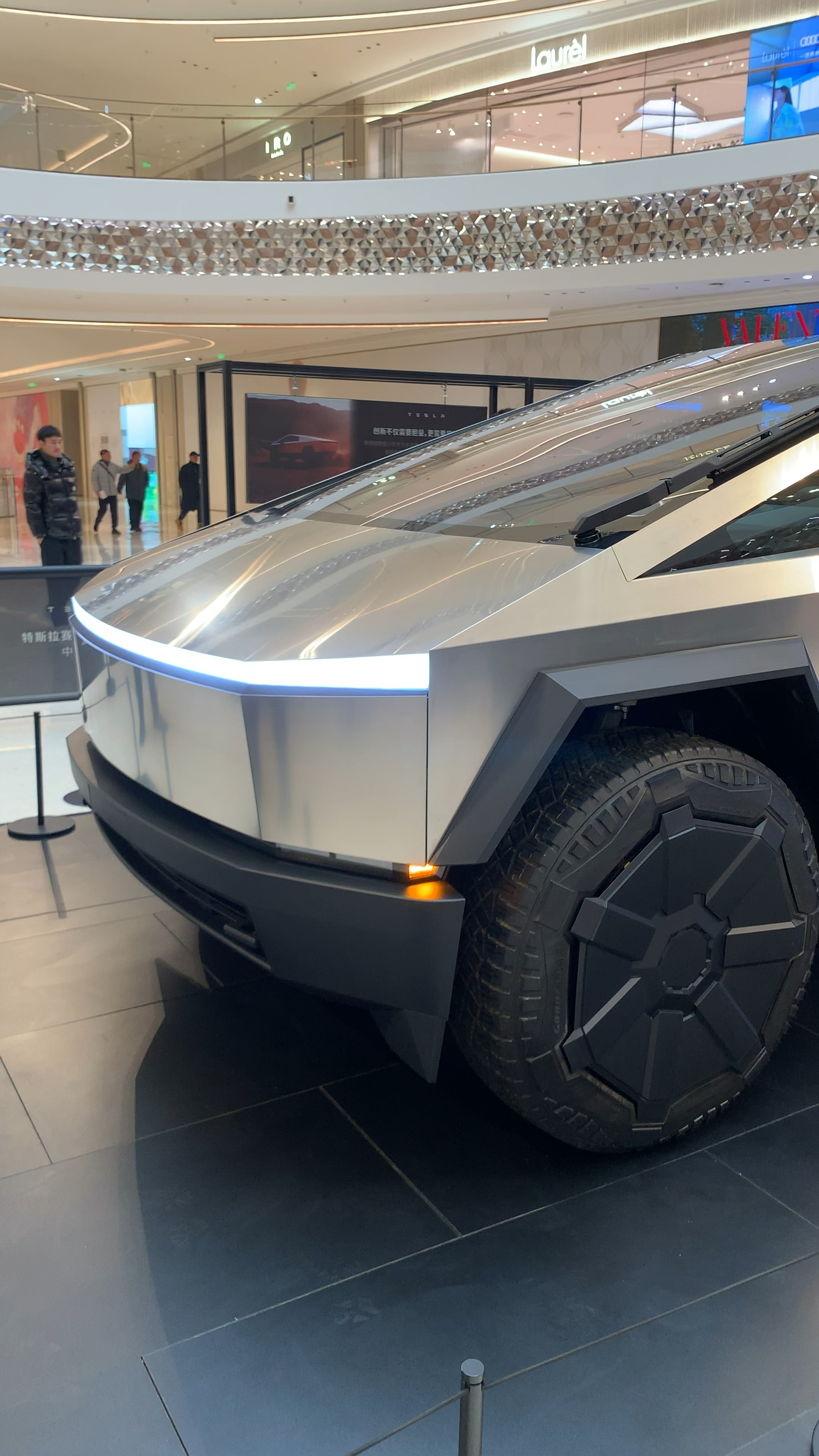 特斯拉赛博皮卡武汉万象城展出