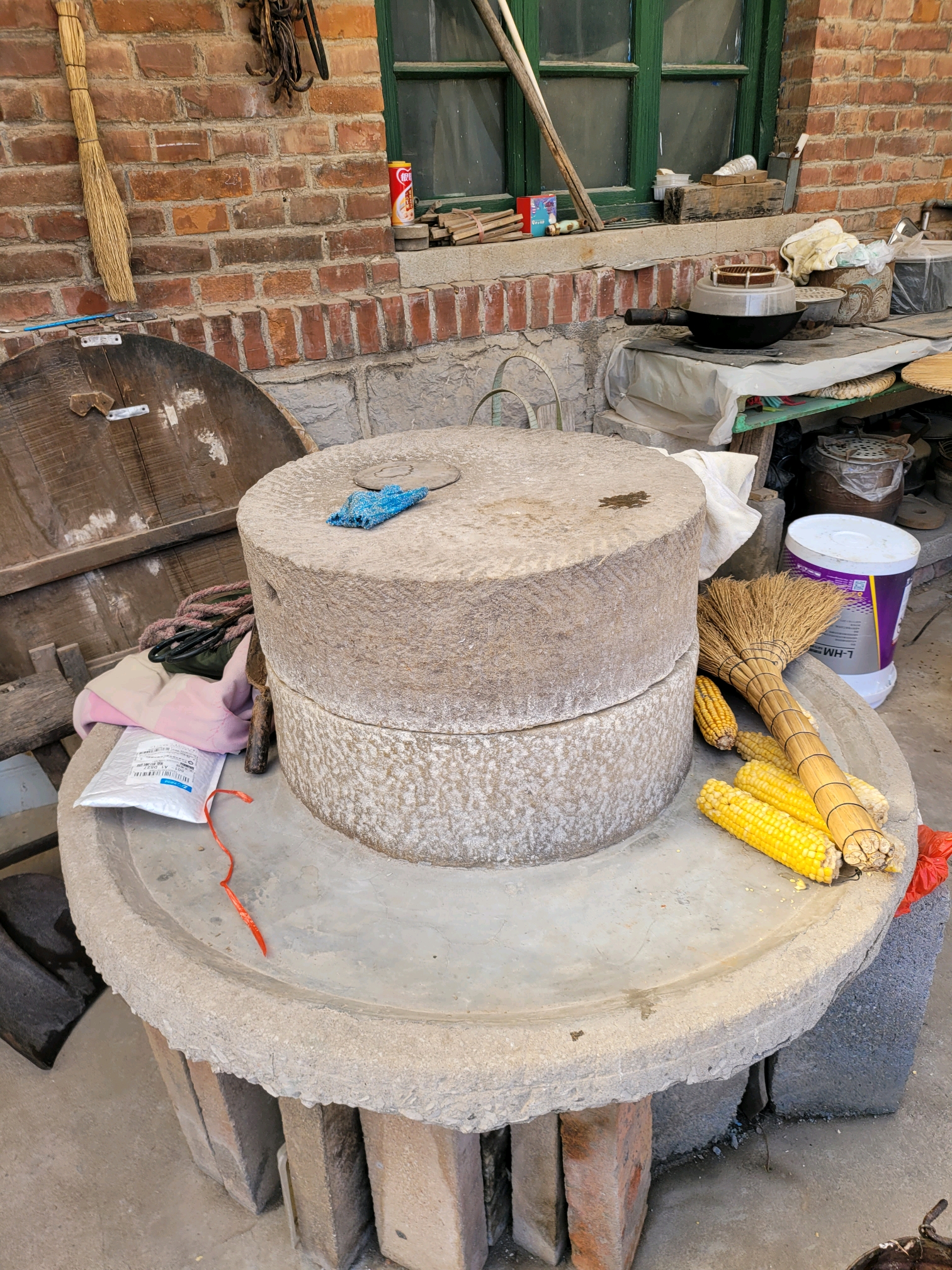 小的时侯每年过年前几天,天天推这个磨,有的地方用驴拉,前段时间还