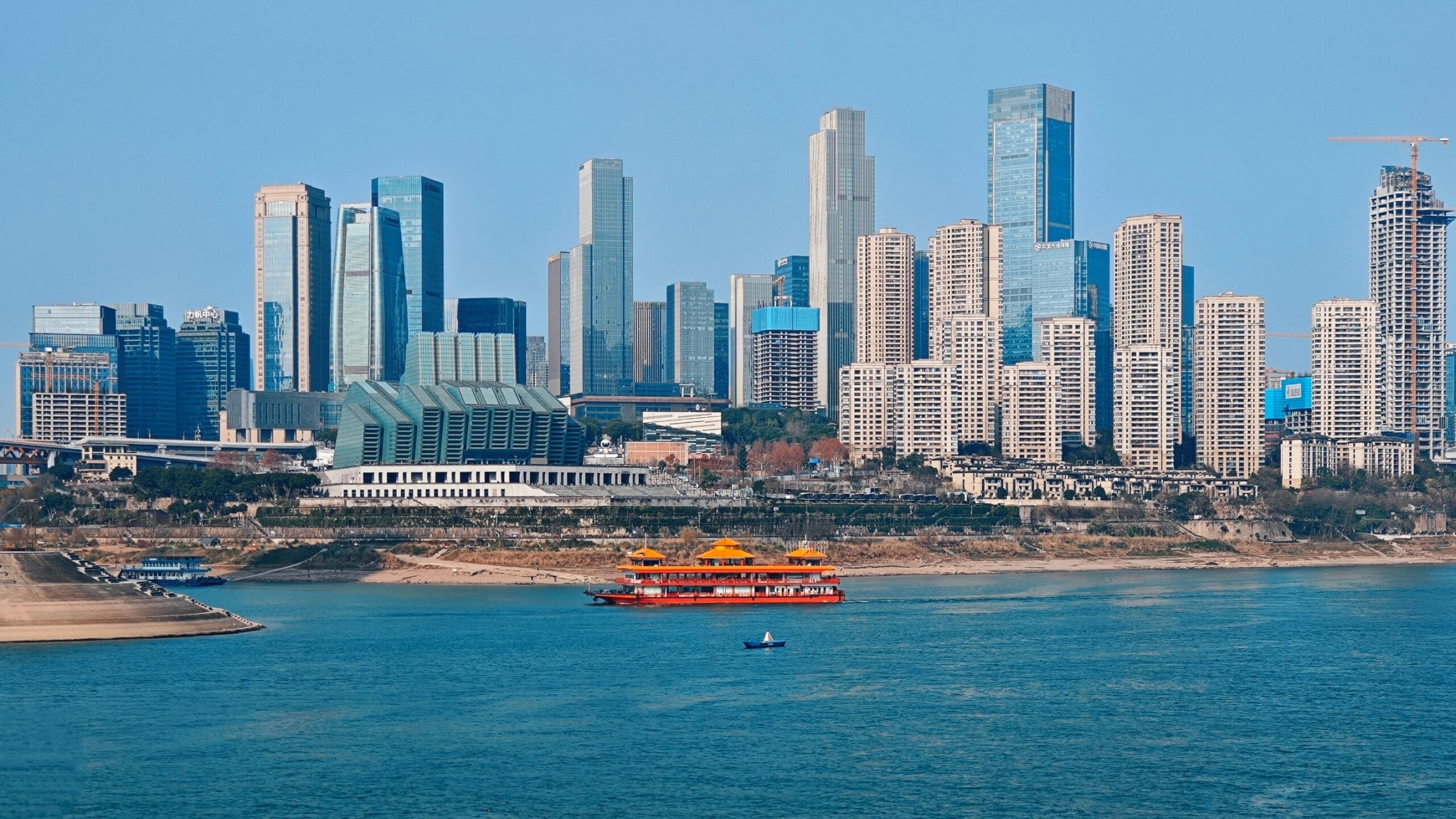重庆城市"海岸线" 龙年春节,在碧水蓝天的加持下,重庆已然成为了海滨
