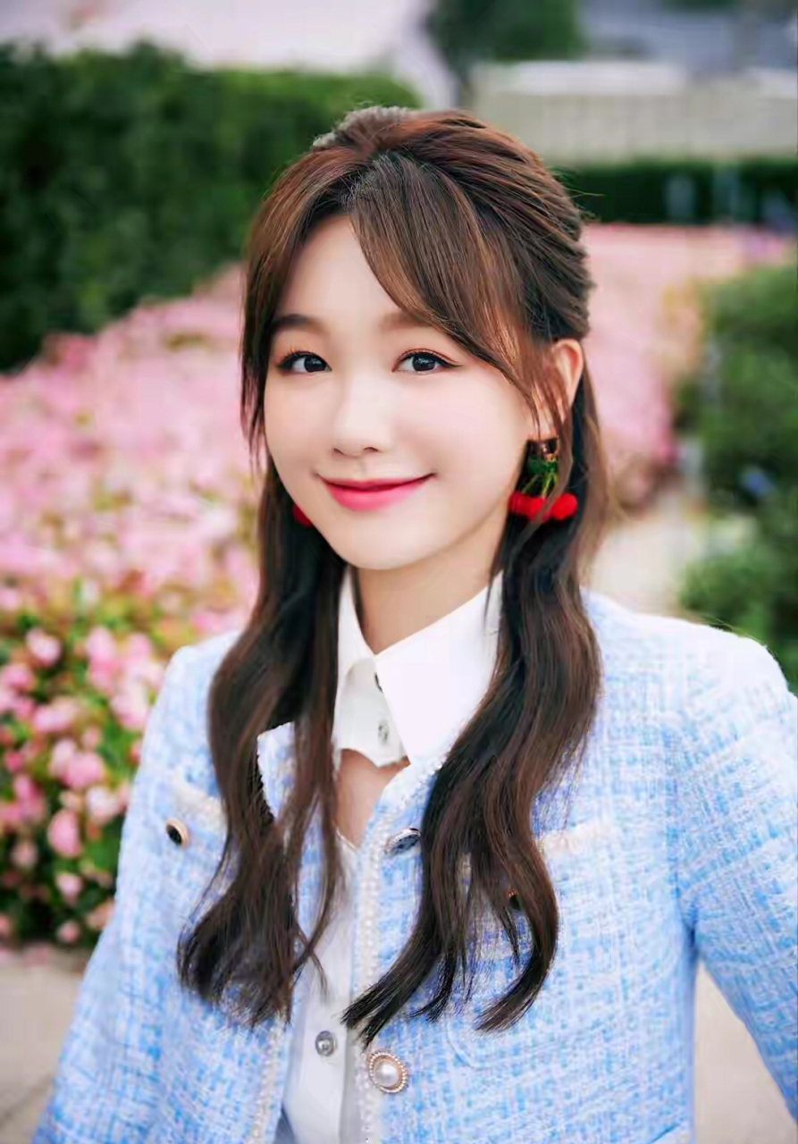 徐梦洁,笑容甜美的治愈系美少女,元气满满的灵动气息,太迷人啦!