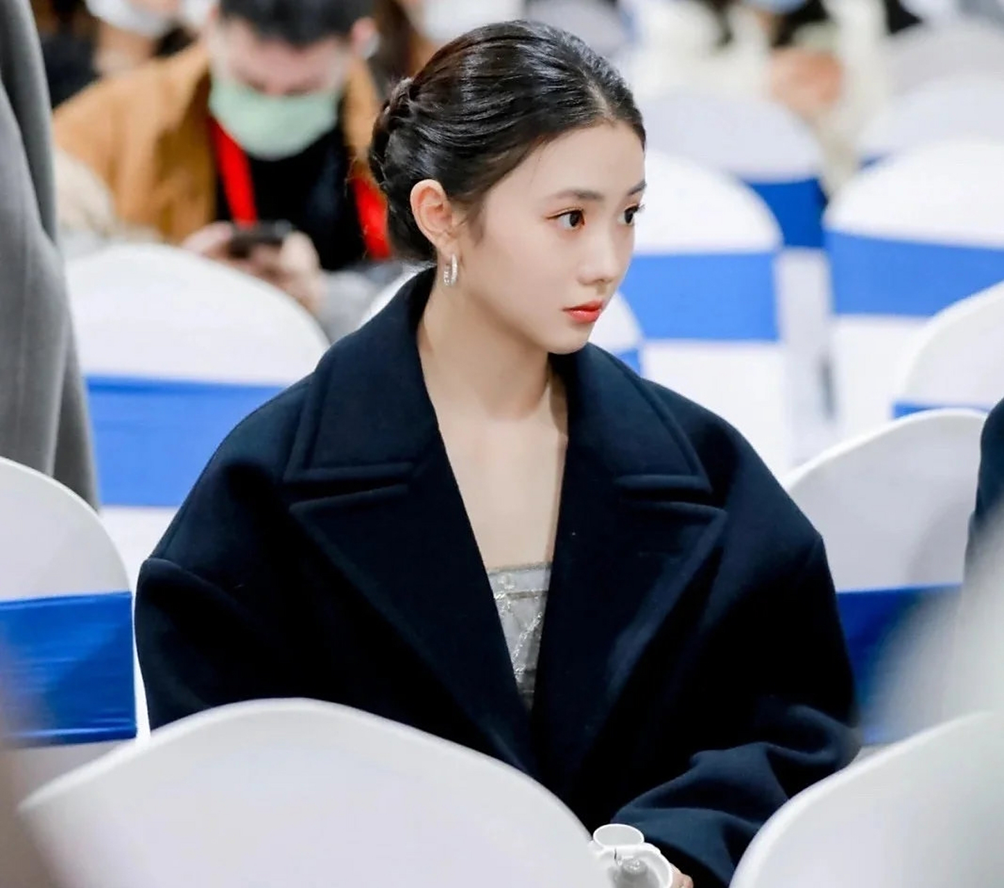 刘浩存的头型真优越,中分发和丸子头真的很适合她,真美女才敢这么扎