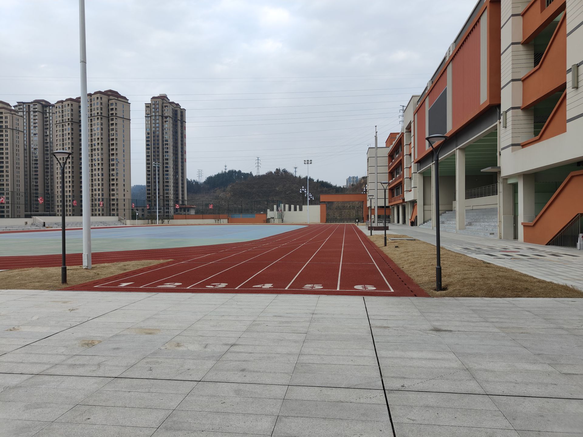 一句话,"老山阳县元子街小学图片全景学校门口台阶图片罗嗣龙湾里