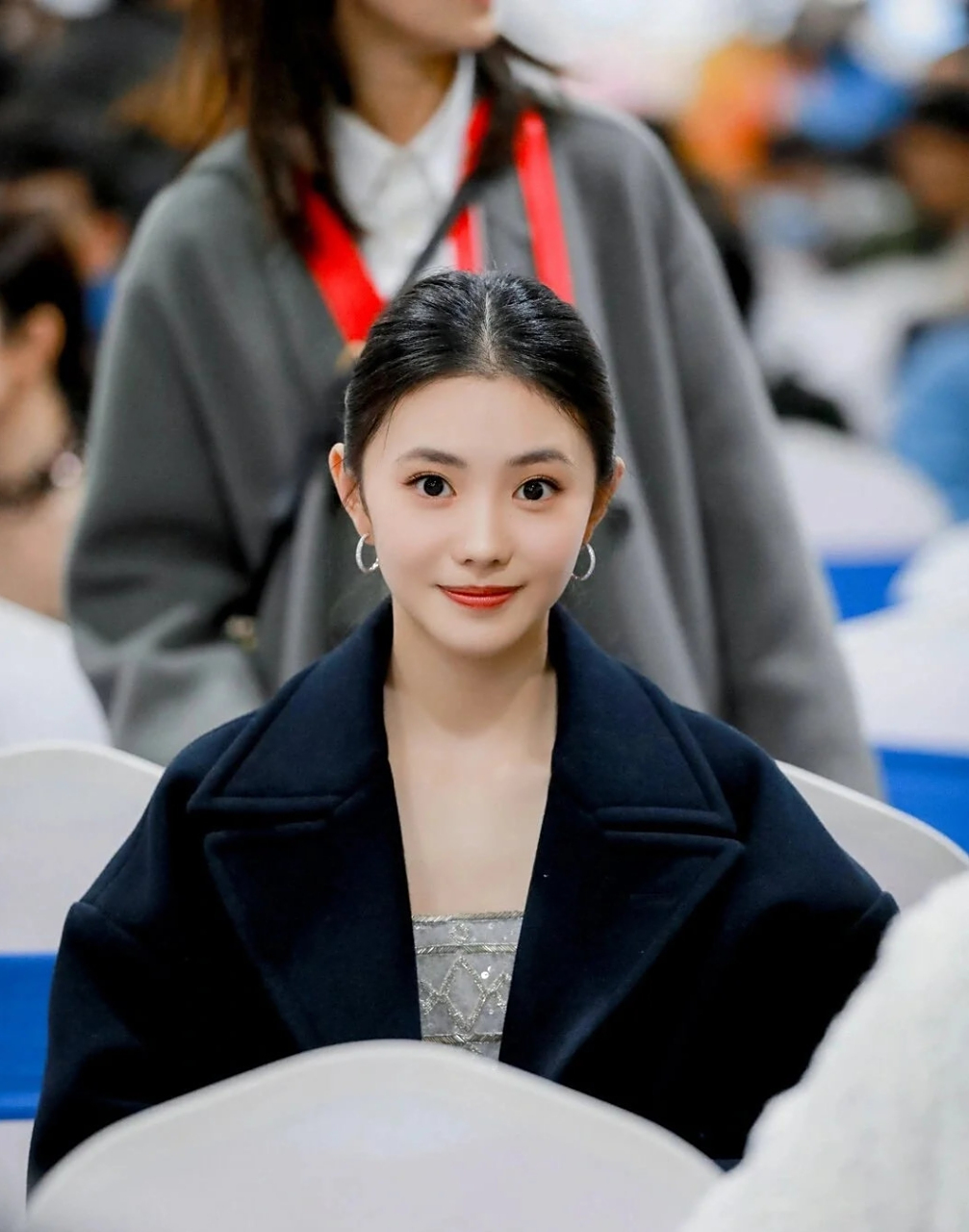 刘浩存的头型真优越,中分发和丸子头真的很适合她,真美女才敢这么扎