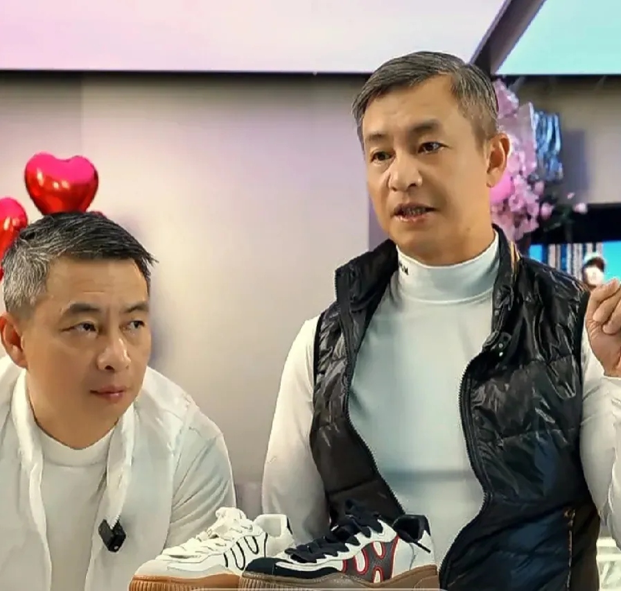 都是曾经的世界冠军,双胞胎兄弟俩李大双,李小双,现在直播带货销售的