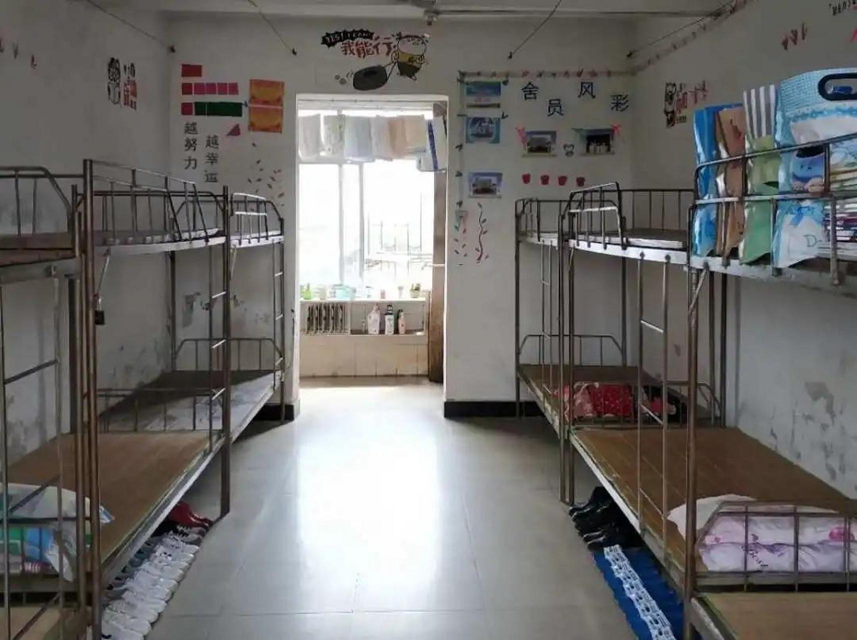 河南开封一中学宿舍设计奇特:蹲便器在床底,冲水箱在床头?
