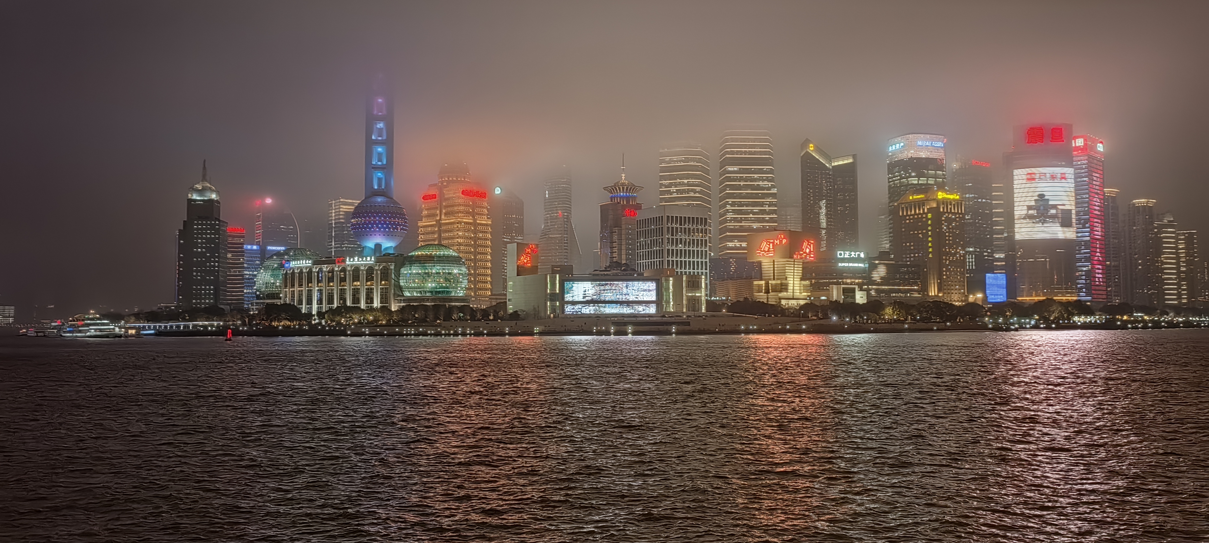 外滩是上海的标志性景点之一,这里有美丽的建筑和江景,是拍照的好地方