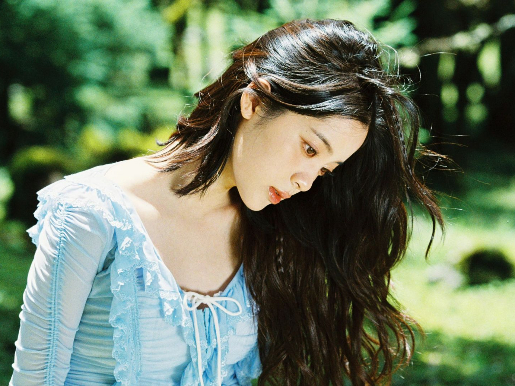 欧阳娜娜梦幻照:林间精灵般的美丽与宁静  在浏览娱乐资讯时,我接触到