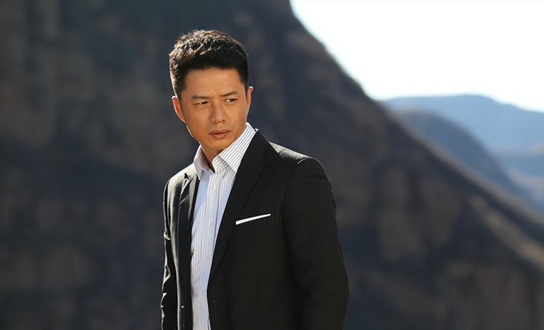 段奕宏在电视剧《士兵突击》里饰演的是队长"袁朗",看似冷酷无情的他