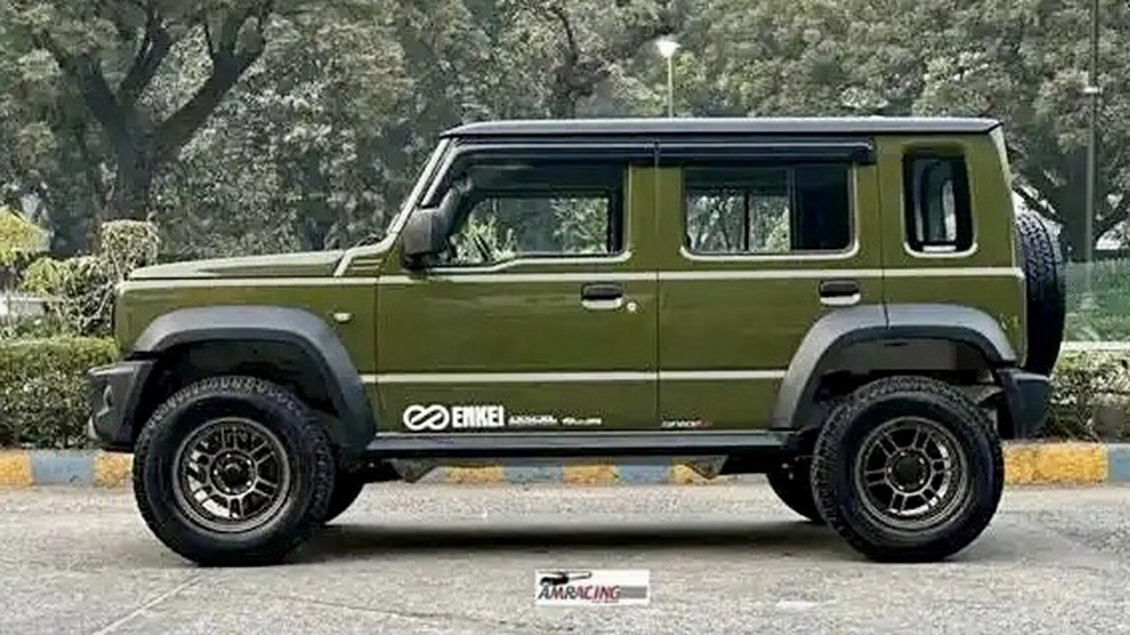 铃木吉姆尼五门版车型,野外实车实拍,军绿色车身搭配黑色修饰,霸气