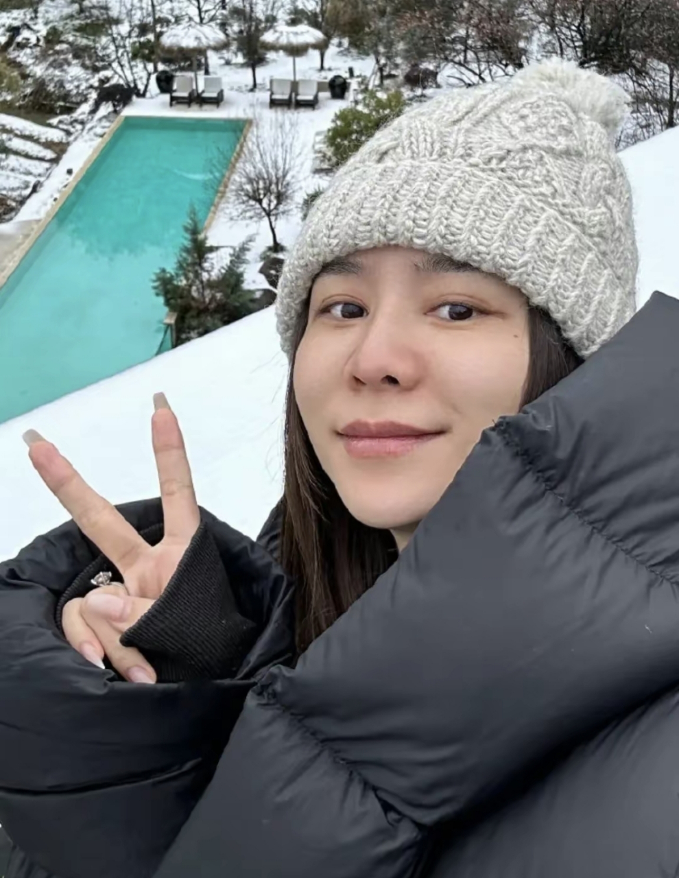 无名指戴大钻戒秀恩爱,3岁女儿和林峯一模一样  林峯老婆张馨月在个人