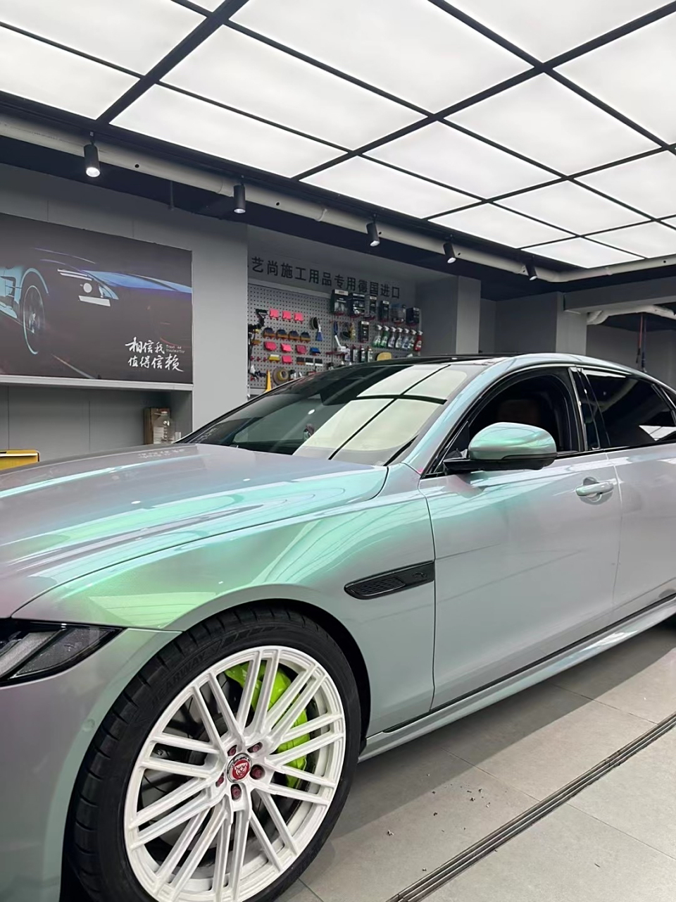 原色是祖母绿,车主觉得不够靓丽,选择贴梦幻系列,贴出来是真的很炸裂